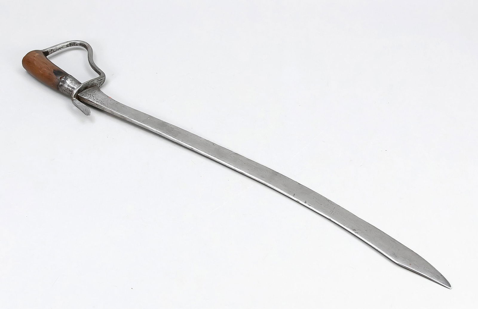 Sabre/crooked knife, 19th century: Sabre/crooked knife, 19th century, single-edged, slightly curved blade, wooden handle, l. 62 cm.