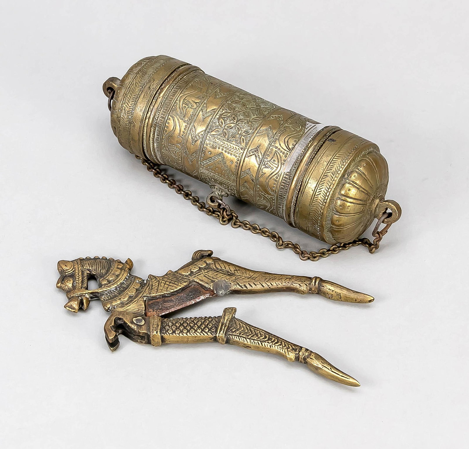 2 parts India/Tibet: Betel nut sc: 2 parts India/Tibet: Betel nut scissors in the shape of a horse, brass, l. 18 cm and cylindrical vessel with lid and chain, surrounding relief decoration, h. 22 cm