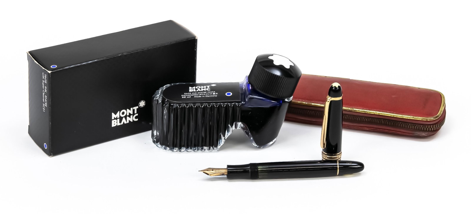 Montblanc Masterpiece piston foun: Montblanc Masterpiece piston fountain pen, 2nd half of the 20th century, 14 C (585) yellow gold nib, black case with gilt applications, l. 12.7 cm, in case, l. 15 cm, plus Montblanc inkwell, Royal Blu