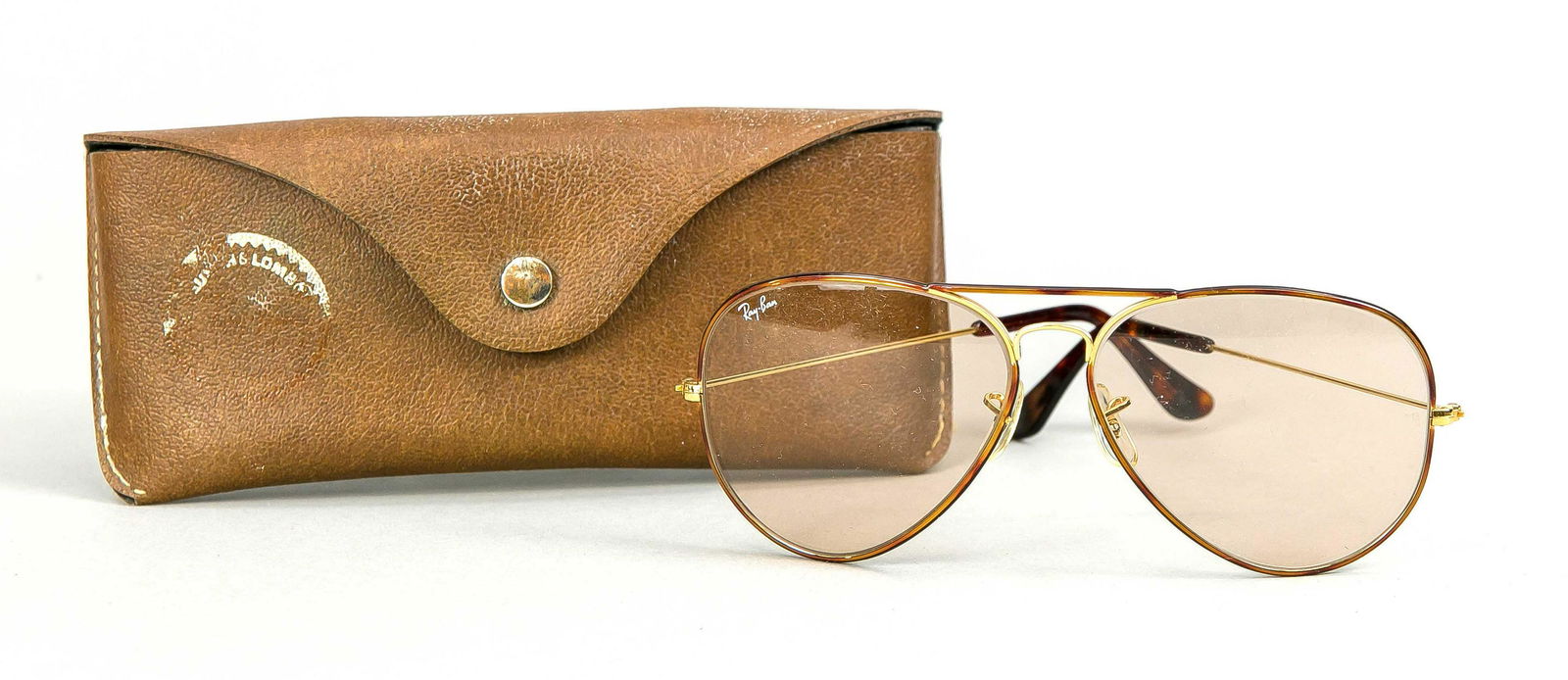 Ray Ban, sunglasses, narrow go: Ray Ban, sunglasses, narrow gold-coloured frame with horn temples, discreet brown tinted lenses, in case, traces of use, case approx. 7 x 17 x 3,5 cm