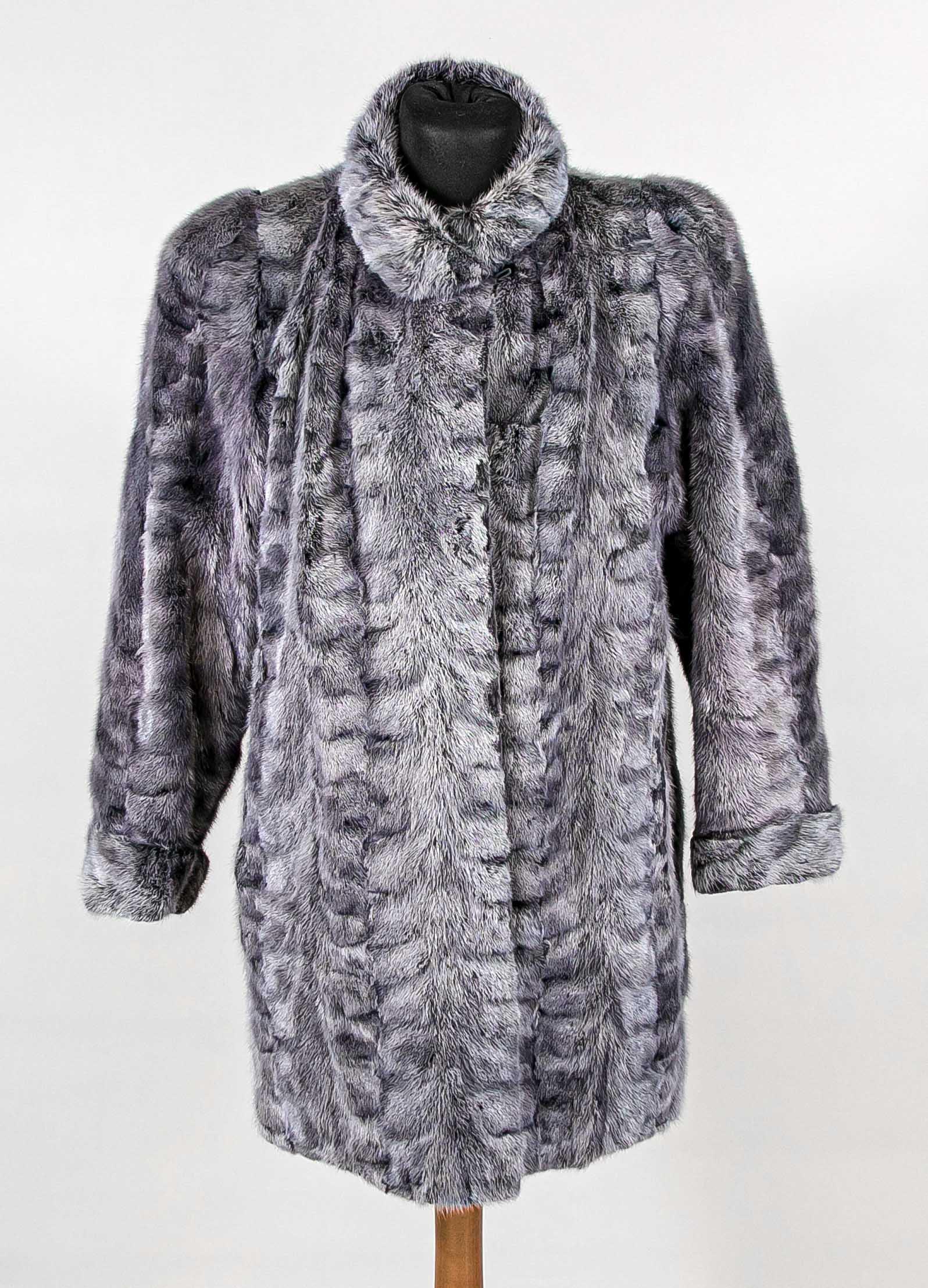 Ladies mink short coat/swinger: Ladies mink short coat/swinger, 2nd half of 20th century, probably dyed. On a label in the lining marked ''Pelz-Graupner Bremen''. Without size indication, traces of wear on the back.