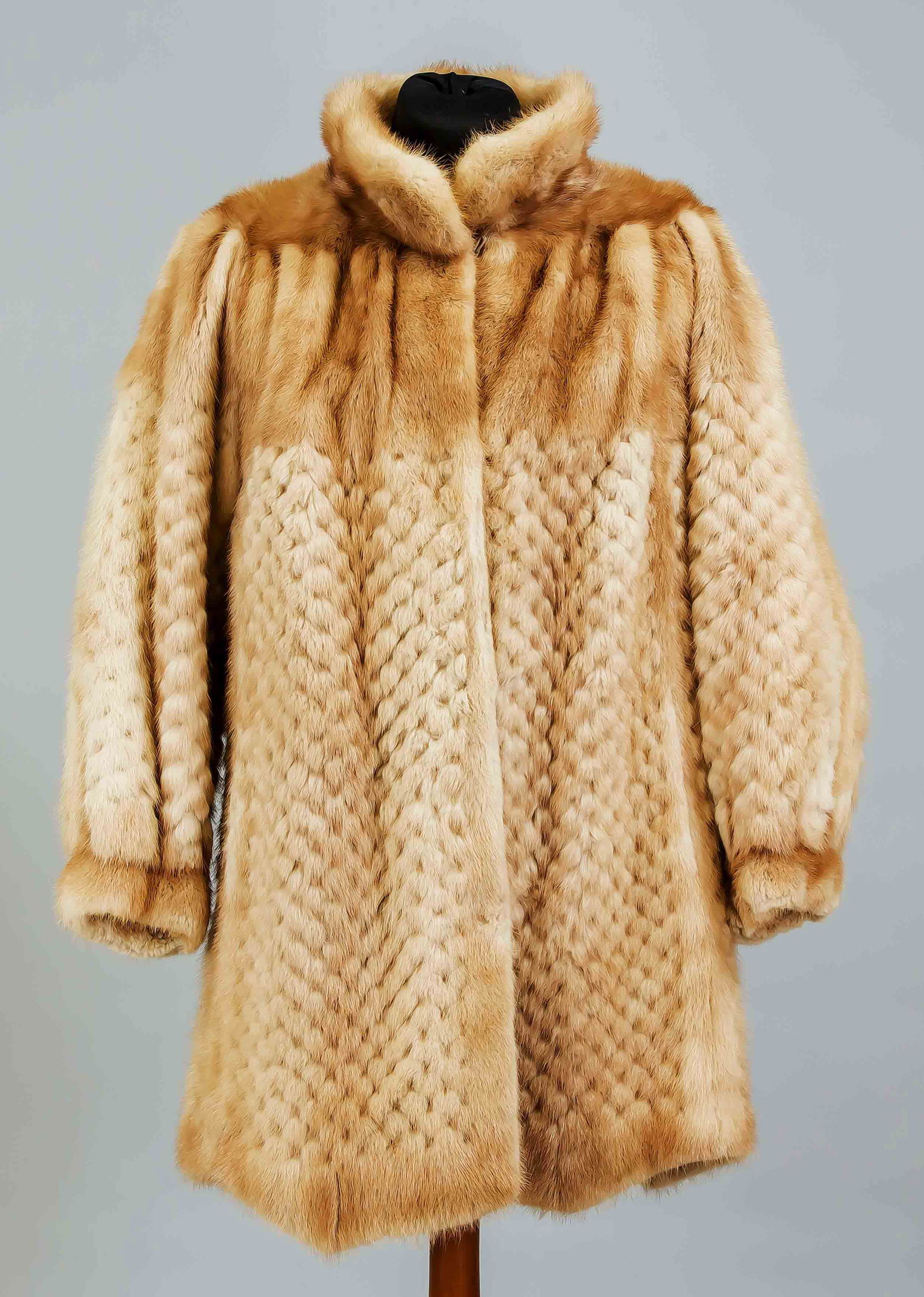 Ladies mink jacket, beige, pat: Ladies mink jacket, beige, patterned. On a label in the lining marked ''Central furs Spandau'', without size indication, slight signs of wear.