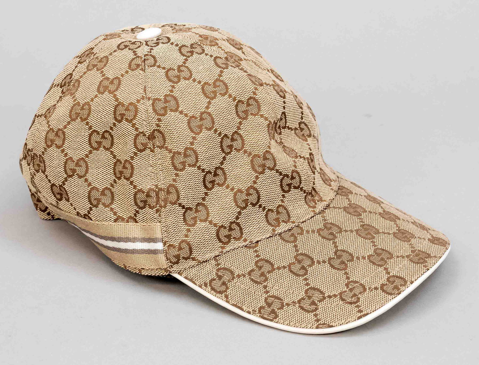 Gucci, classic unisex baseball: Gucci, classic unisex baseball cap, sand-colored canvas with woven GG logo, side woven stripes and white smooth leather details, size M, width adjustable, minimal signs of wear