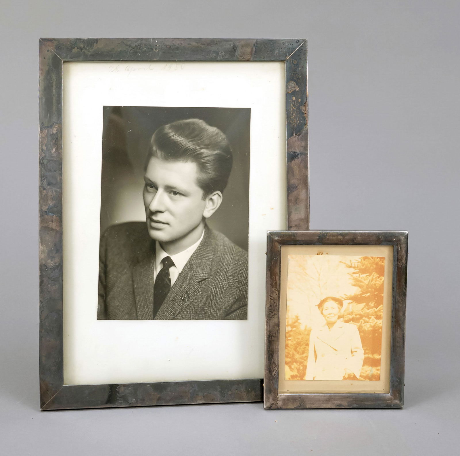 Two photo stand frames, 20th centu: Two photo stand frames, 20th century, silver 950/000, smooth form, clear size ca. 10 x 7,5 cm resp. 22 x 15 cm, overall dimensions 12 x 9,5 cm resp. 25 x 18 cm