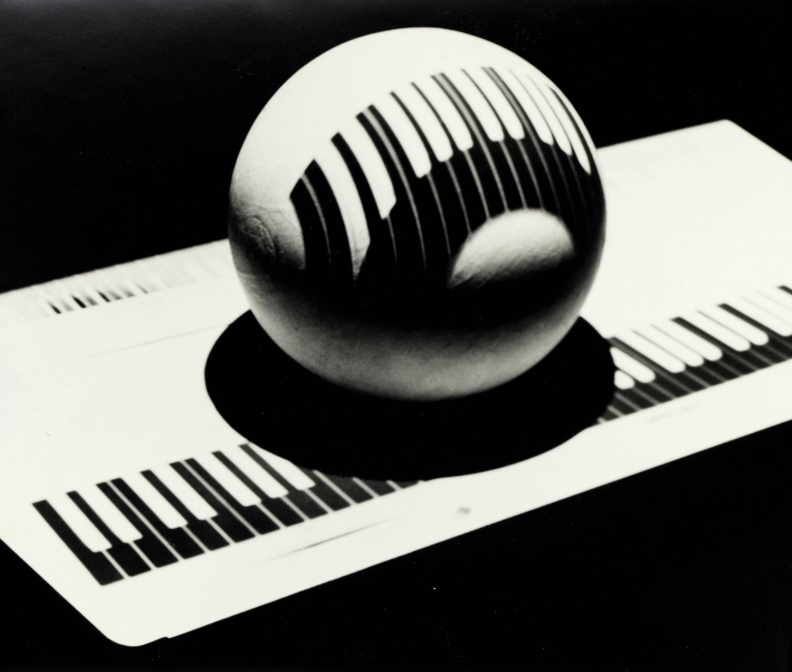 Set of 4 art photographs: Klau: Set of 4 art photographs: Klaus Wittkugel (1910-1985), two b&w photos: ''Corrugated Cardboard'' and ''Hanging'', signed and stamped on verso. Edmund Kesting (1892-1970), ''Cameraman'', signed by Gerda