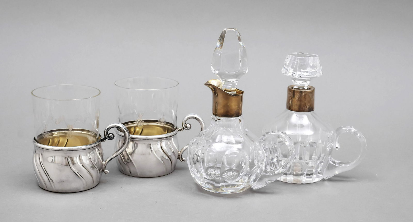 Mixed lot of four pieces, 20th: Mixed lot of four pieces, 20th c., different makers, 2 tea glass holders, silver 800/000 with glass inserts, h. 9,5 cm, weight (without inserts) ca. 89 g and 2 flasks with silver neck mounting, body c