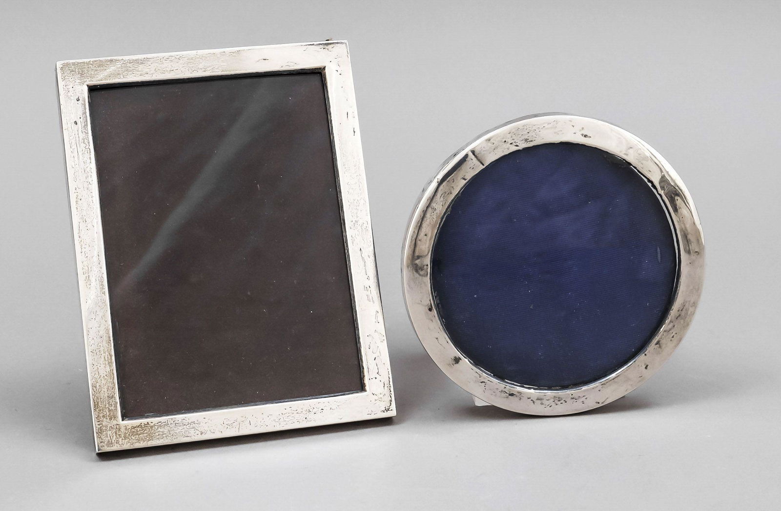 Two photo frames, England, ear: Two photo frames, England, early 20th century, different manufacturers, sterling silver 925/000, smooth form, 1x round, clear measure 10 cm, total measure 12,5 cm, 1x rectangular. clear measure 13,5 x