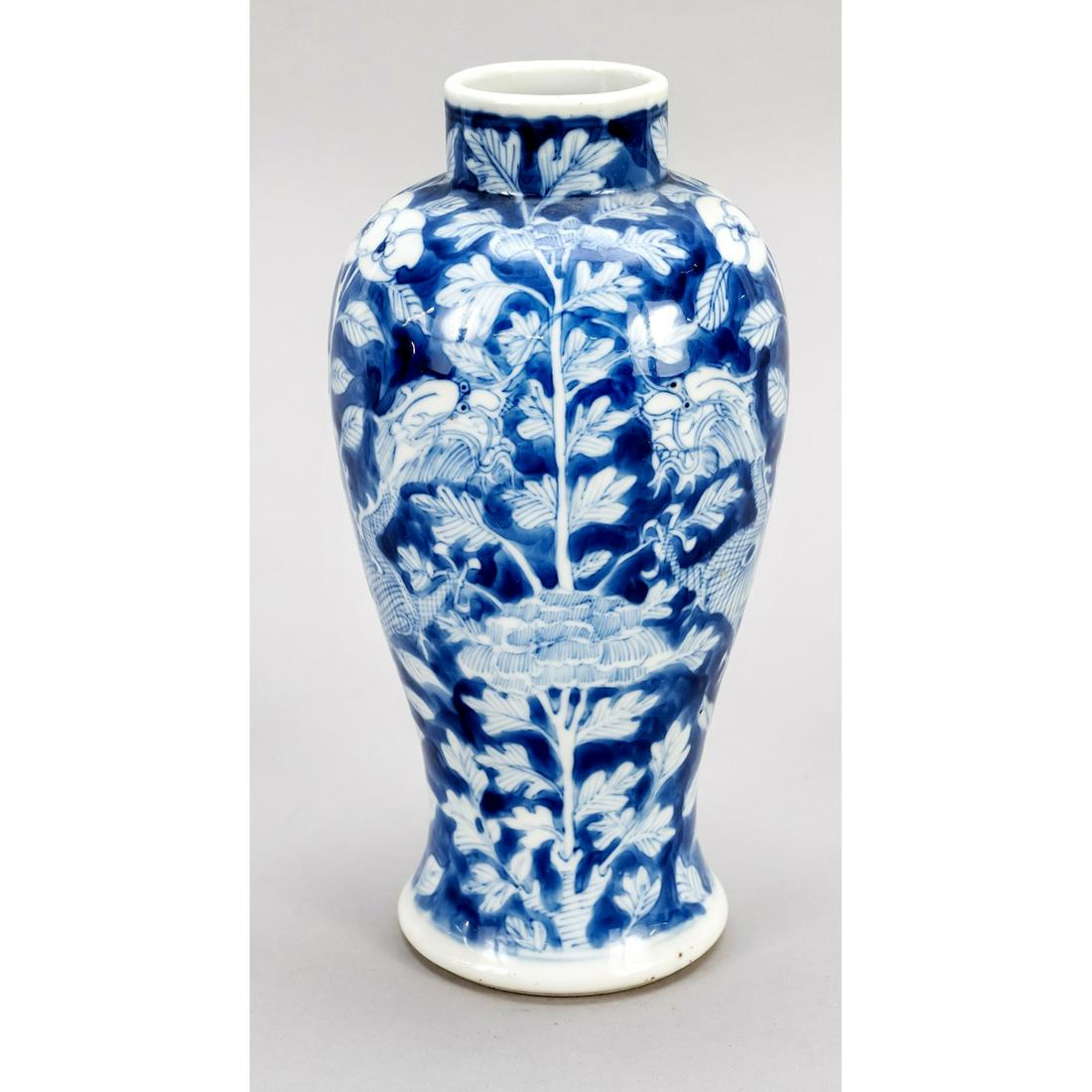 Vase, China, 17th/18th century: Vase, China, 17th/18th century (Qing/Kangxi). Circumferential cobalt blue dÃ©cor, under the bottom a 4-character Kangxi mark, h. 22 cm.