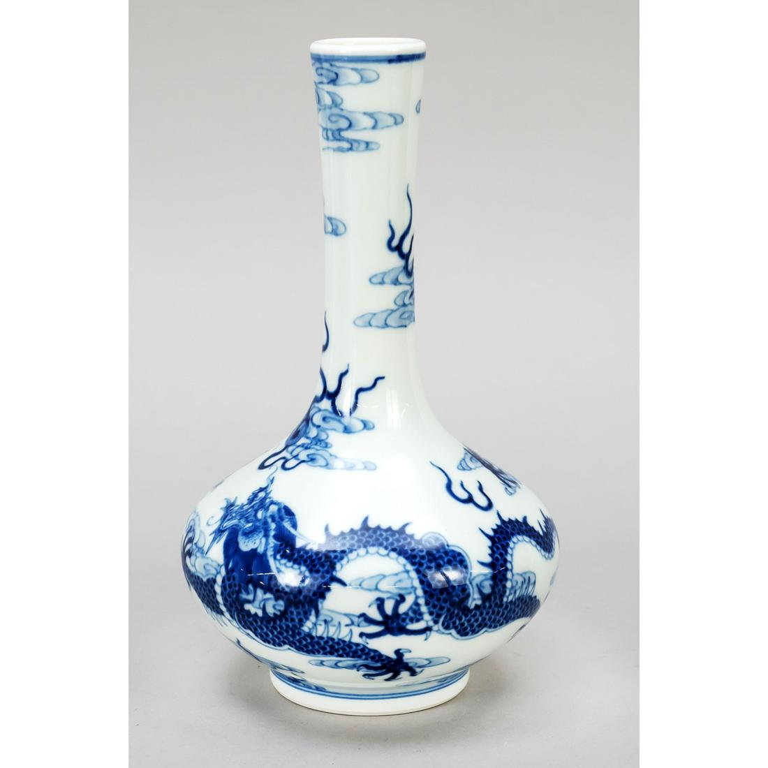 Dragon vase, China, probably 1 (1 of 2)
