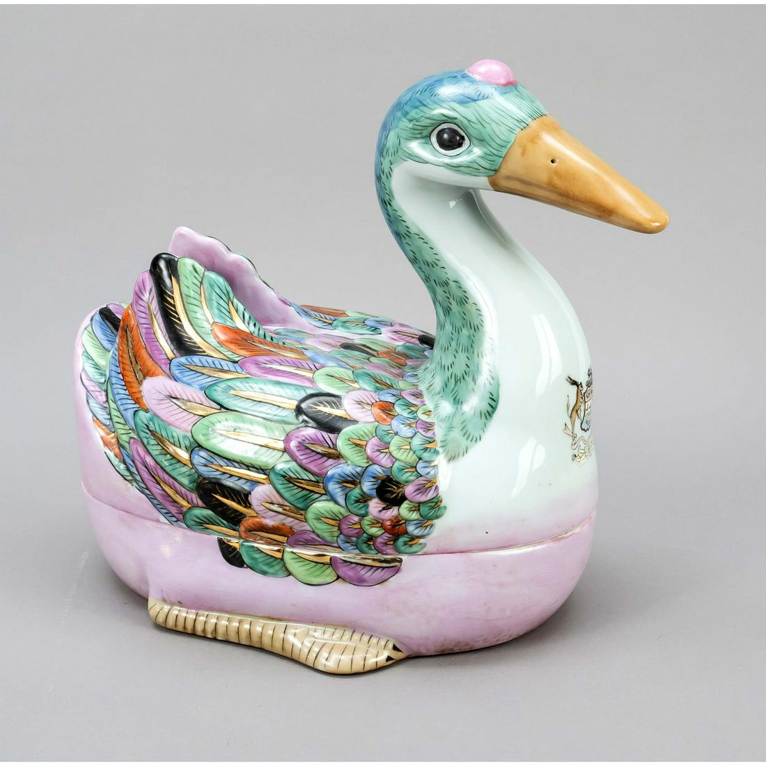 A large duck-shaped lidded jar (1 of 1)
