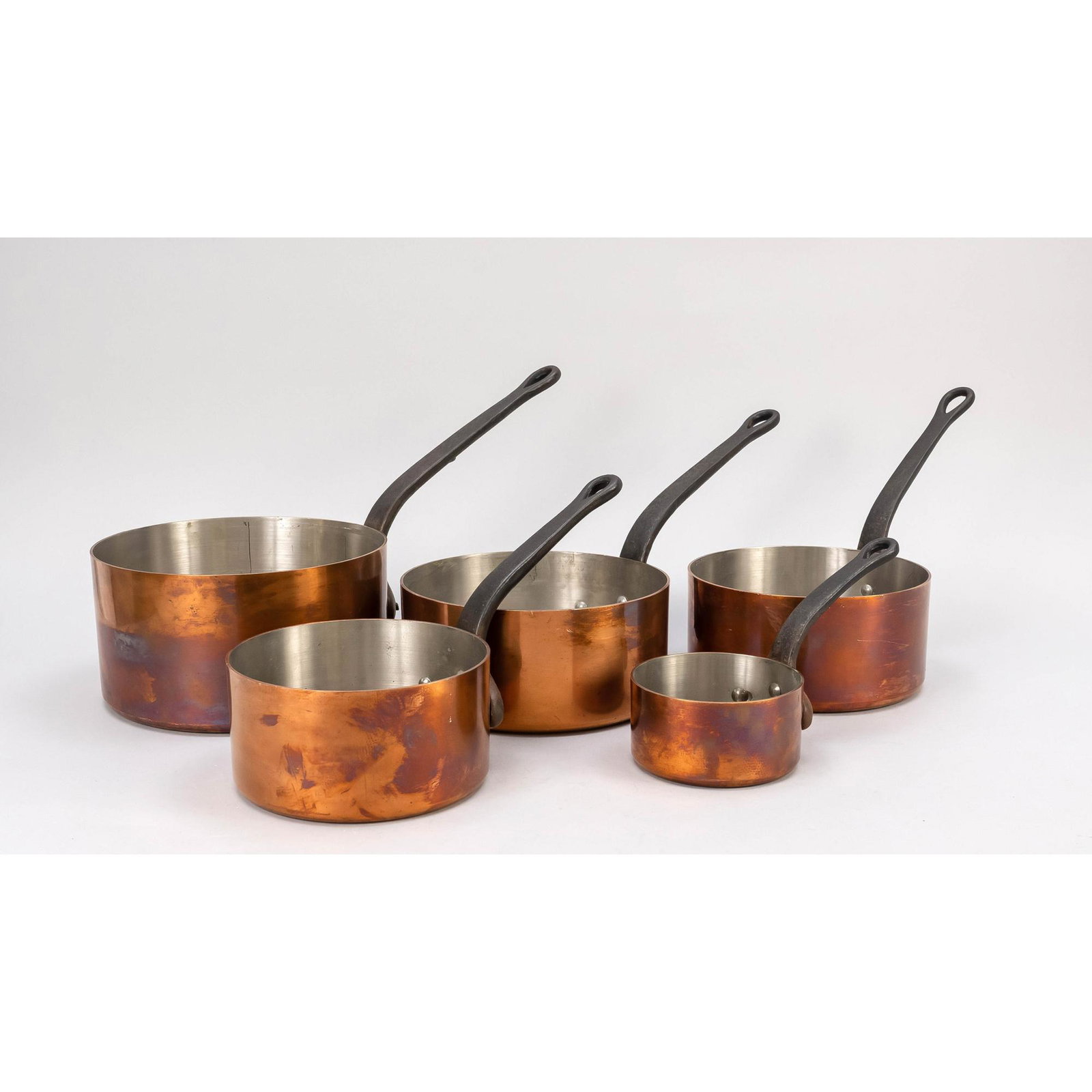 5 cooking pots with long handle, 2: 5 cooking pots with long handle, 20th century, copper wall with cast iron handle, inside tinned, up to 25cm