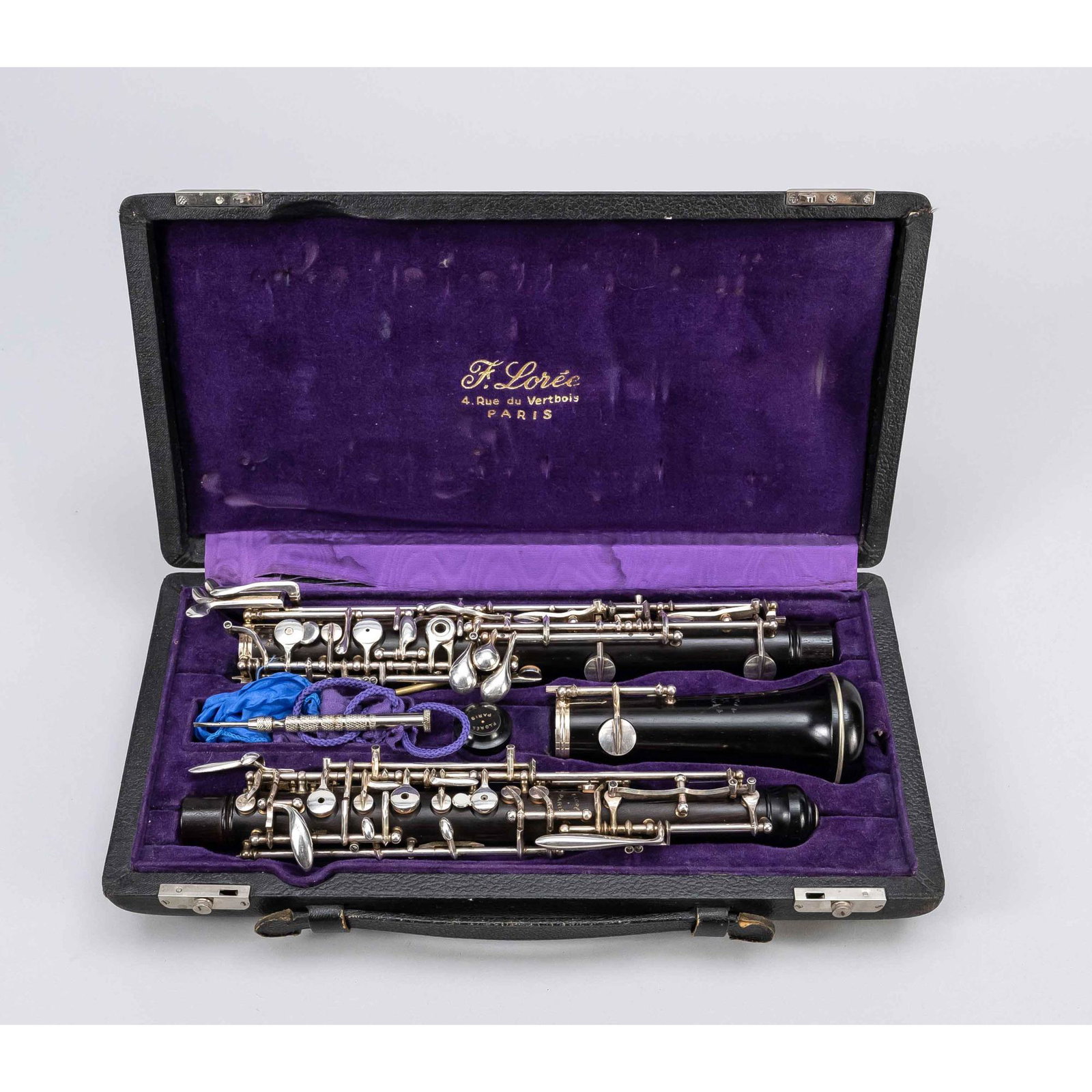 Oboe, 1st half of the 20th century: Oboe, 1st half of the 20th century, marked ''F. LorÃ©e Paris'', in original carrying case, this one in best condition, 33 x 17 x 6 cm