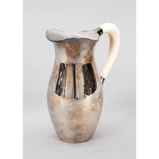 Small water jug, German, 20th centu: Small water jug, German, 20th century, maker's mark Gottlieb Kurz, SchwÃ¤bisch GmÃ¼nd, sterling silver 925/000, body of smooth curved form, hinged hinged lid, handle with leg grip, h. 15 cm,