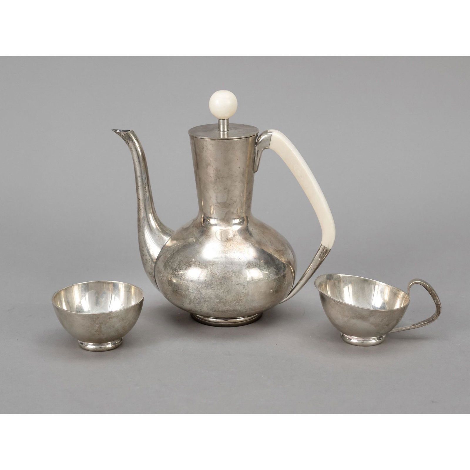 Three-piece Art Deco mocha pot, Den: Three-piece Art Deco mocha pot, Denmark, c. 1940, maker's mark Frantz Hingelberg, Aarhus, sterling silver 925/000, design probably Svend Weihrauch (1899-1962), each on a round stand ring, smooth, bulb