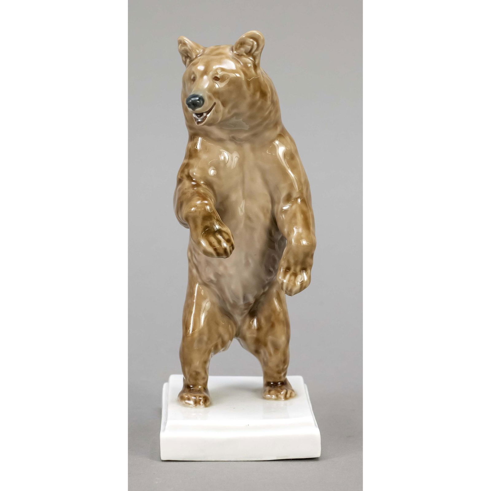 Upright standing bear, Meissen, Knau: Upright standing bear, Meissen, Knauffzeit 1850-1924, 1st choice, designed by Erich HÃ¶sel in 1908, model no. V125, brown painted, on rectangular base, h. 17,5 cm, lit.: Bergmann, Meissen Figuren, A