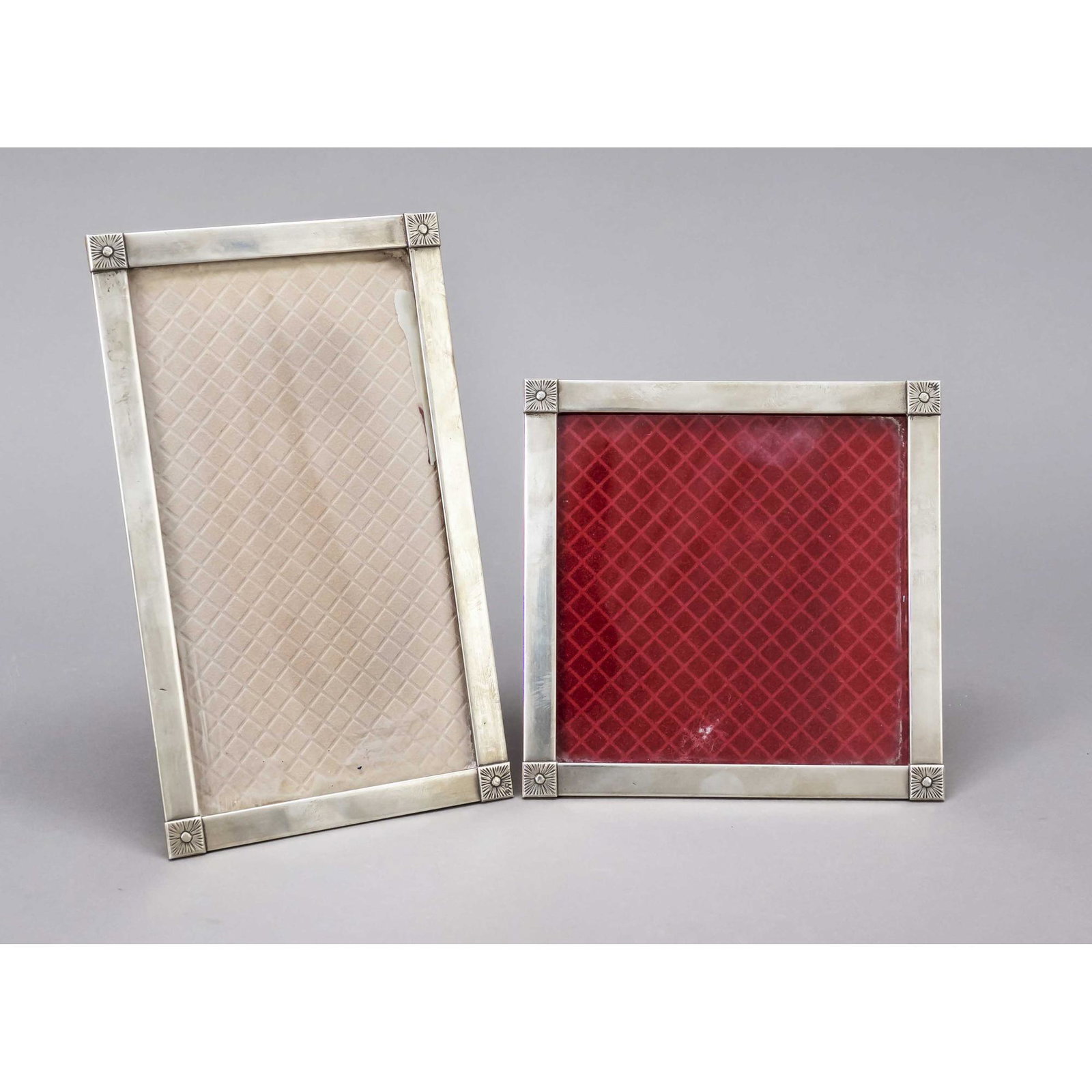 Two photo stand frames, Spain, 20th: Two photo stand frames, Spain, 20th century, silver 915/000, with stylised floral decoration in the corners, 1x square, clear size approx. 12 x 12 cm, overall dimensions approx. 14.5 x 14.5 cm, 1x rec