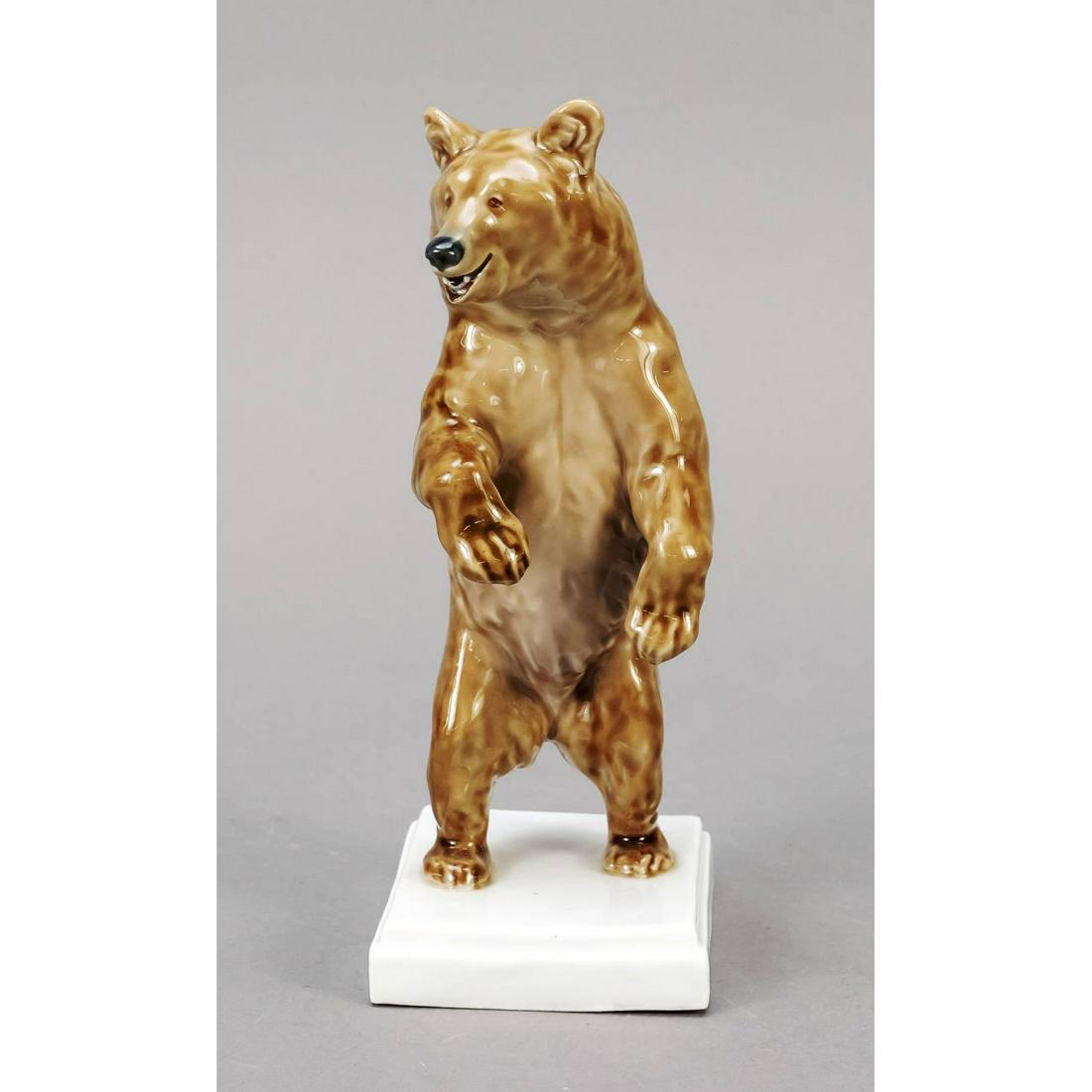 Upright standing bear, Meissen, K: Upright standing bear, Meissen, Knauffzeit 1850-1924, 1st choice, designed by Erich HÃ¶sel in 1908, model no. V125, brown painted, on rectangular base, h. 17,5 cm, lit.: Bergmann, Meissen Figuren, A