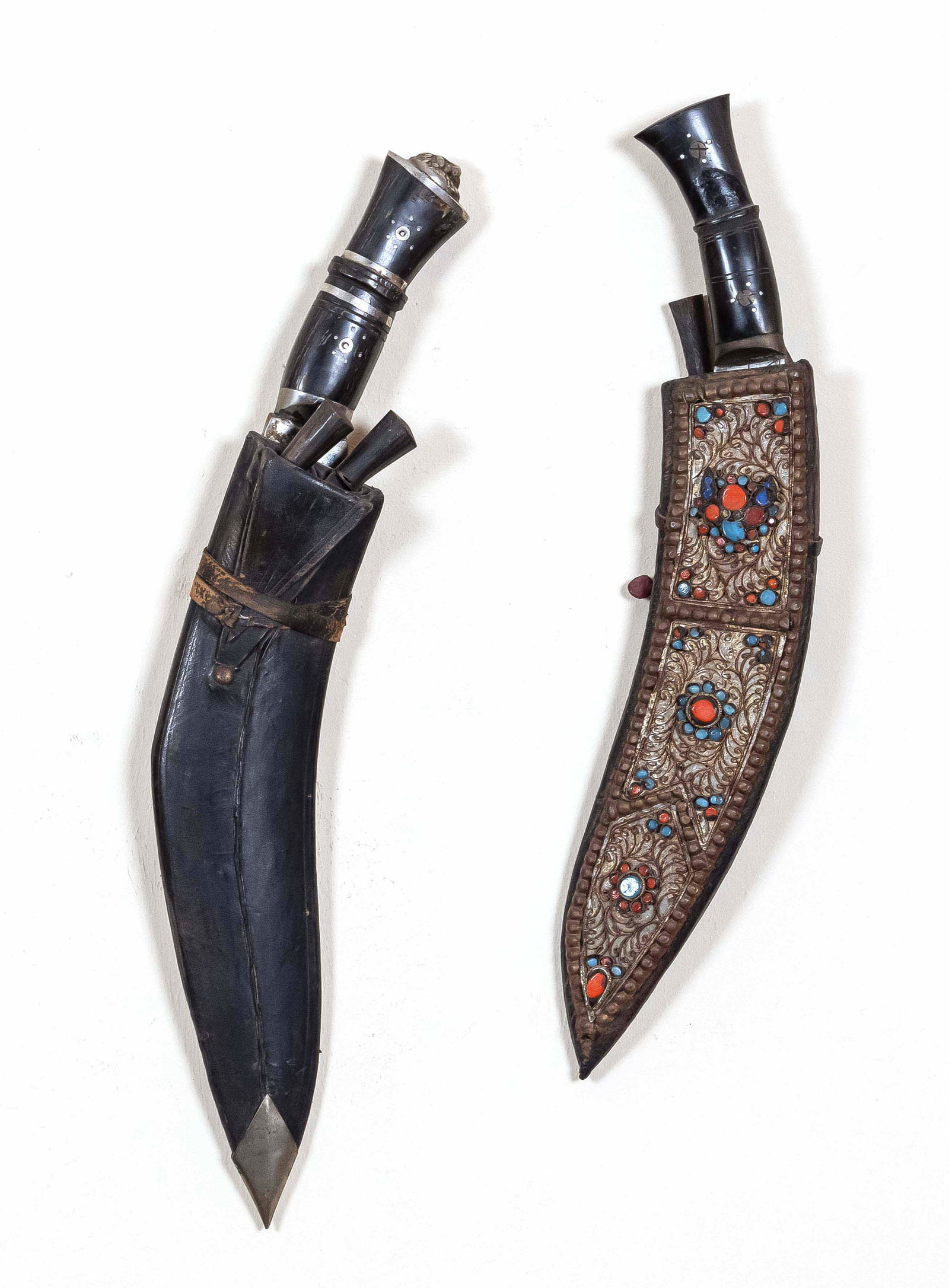 Pair of oriental curved daggers, l: Pair of oriental curved daggers, leather scabbard, ornaments, two small skin knives each, L. 45 and 40 cm. The preview of the inventory auction takes place on site at Hans- Beimler -Str. 15 in 17217 P
