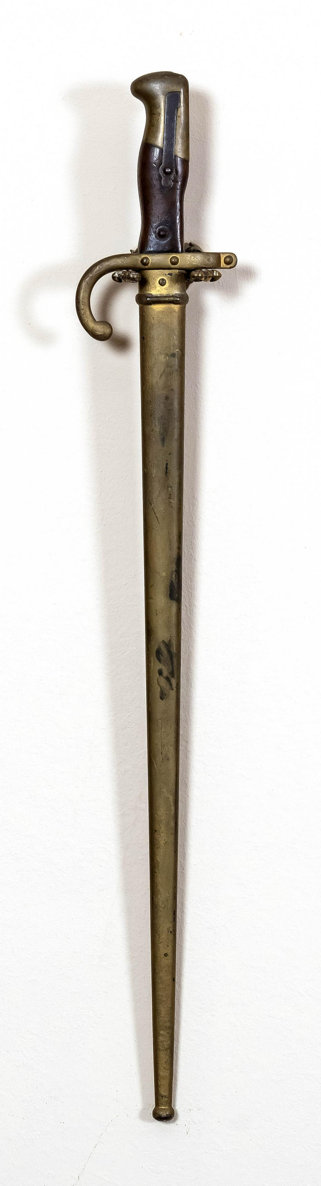 Bayonet around 1900, brass and woo: Bayonet around 1900, brass and wood, L. 66 cm. The preview of the inventory auction takes place on site at Hans- Beimler -Str. 15 in 17217 Penzlin on January 14th and 15th, 2023 between 09:00 and 20:0