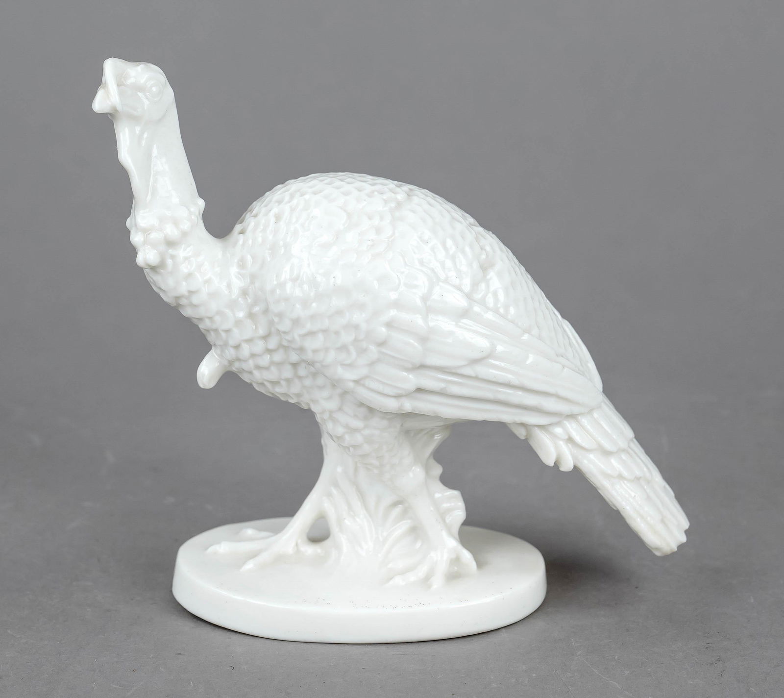 Turkey, Nymphenburg, early 20th: Turkey, Nymphenburg, early 20th c. on oval plinth naturalistic depiction of a striding turkey, model no. 594 / 8, white, glazed. On the base rim u. unters. pressed rhombus shield, h. 11,5 cm.