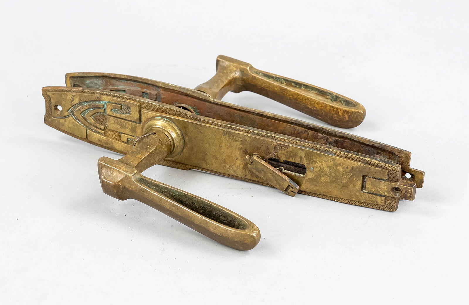 Art nouveau handle set, around 1900, brass. Curved passifloral ornament with geometric relief, h. 26: Art nouveau handle set, around 1900, brass. Curved passifloral ornament with geometric relief, h. 26 cm. Jugendstil DrÃ¼ckergarnitur, um 1900, Messing. Passig geschweifte Blende mit geometrischem Re