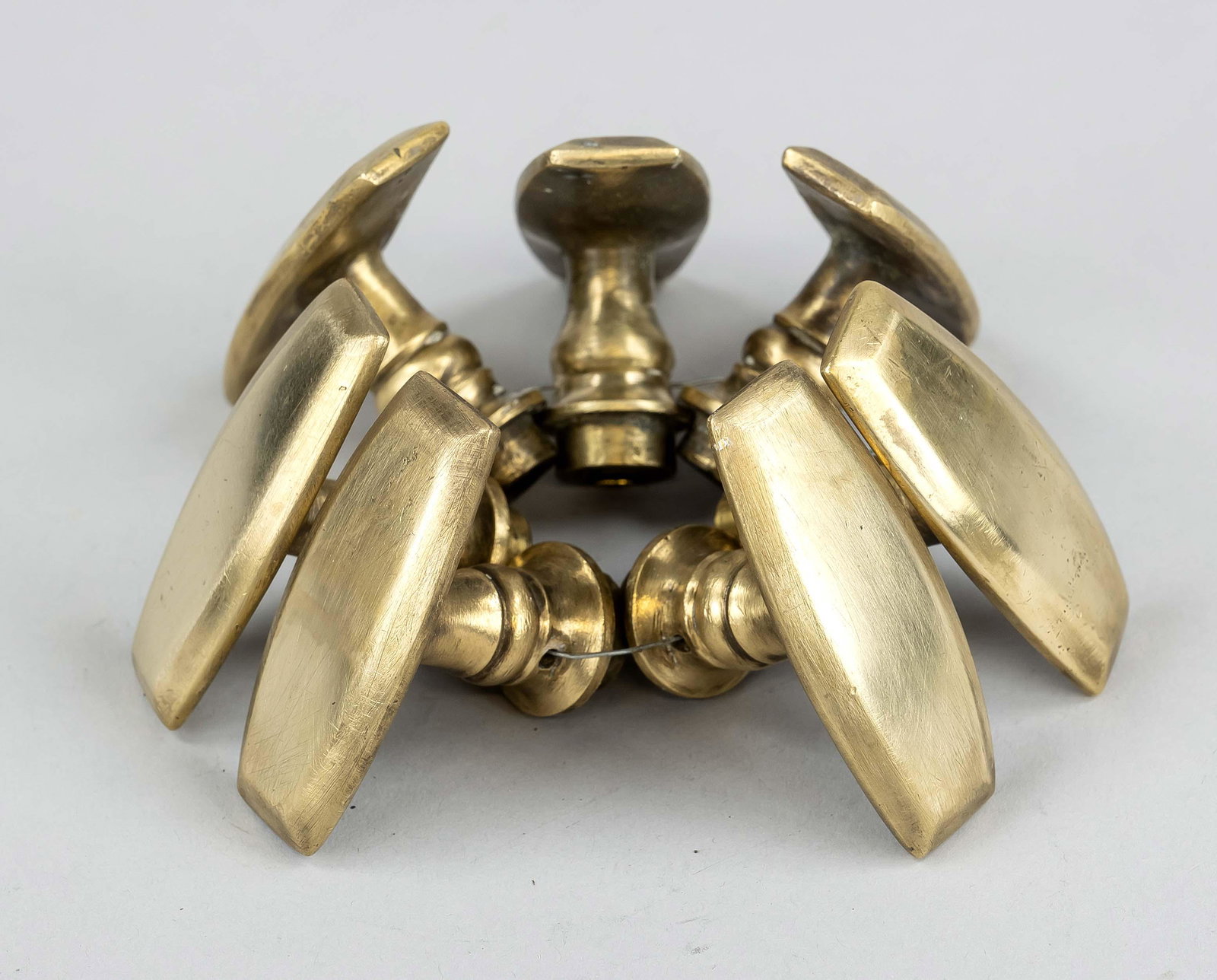 7 window handles, early 20th c., brass. Simple shape with beveled edges, w. 6,5 cm each.: 7 window handles, early 20th c., brass. Simple shape with beveled edges, w. 6,5 cm each. 7 Fenstergriffe, Anfang 20. Jh., Messing. Schlichte Form mit abgeschrÃ¤gten Kanten, B. je 6,5 cm