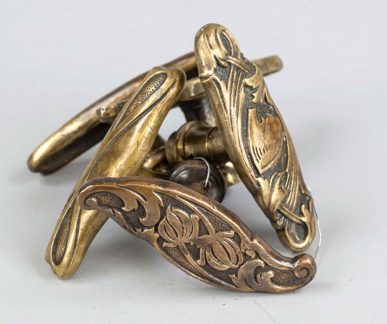 5 Art Nouveau window handles, around 1900, brass. Slightly fitting curved handles with vegetal: 5 Art Nouveau window handles, around 1900, brass. Slightly fitting curved handles with vegetal ornamentation. 2 x 2 pairs and one single!, w. 9 cm 5 Jugendstil Fenstergriffe, um 1900, Messing. Leicht