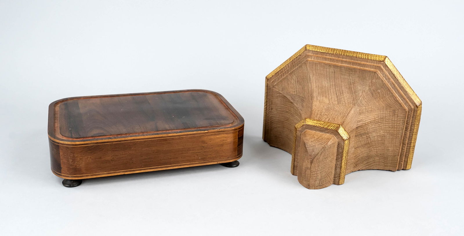 2 consoles: 1 x clock console with veneer and floral inlay on 4 feet, slightly rubbed, 8 x 31 x 21: 2 consoles: 1 x clock console with veneer and floral inlay on 4 feet, slightly rubbed, 8 x 31 x 21 cm. 1 x wall console made of oak, partially decorated with gold, 16 x 28 x 20 cm. 2 Konsolen: 1 x Uhr