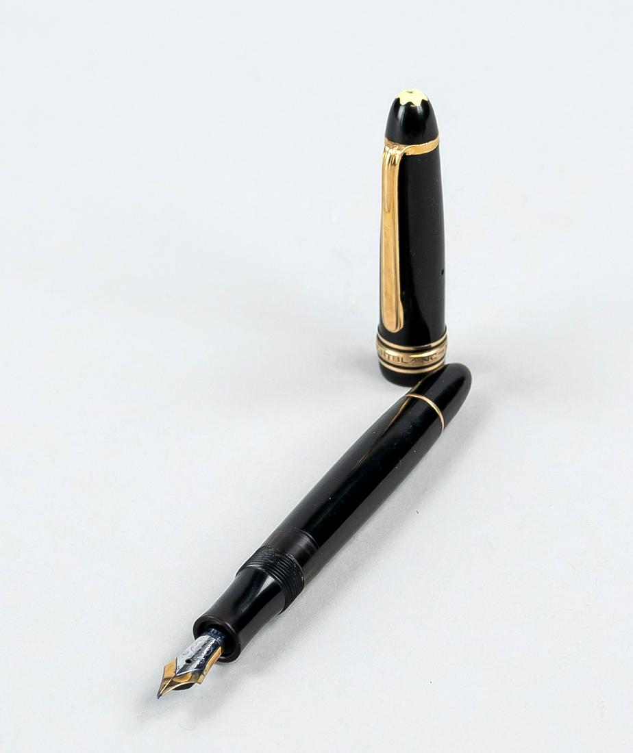 Montblanc MeisterstÃ¼ck piston fountain pen, 2nd h. 20th c., black with gilded elements, gold nib.: KolbenfÃ¼ller Montblanc MeisterstÃ¼ck, 2. H. 20. Jh., schwarz mit vergoldeten Elementen, Goldfeder. Leicht ber., L. 12,5 cm