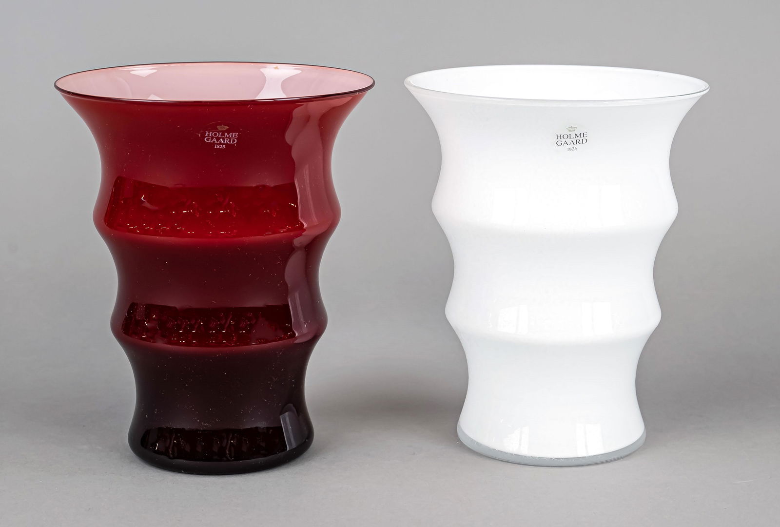 Pair of vases, Denmark, 2nd half of 20th century, Holmegaard, design Anja Kjaer, from Karen Blixen: Pair of vases, Denmark, 2nd half of 20th century, Holmegaard, design Anja Kjaer, from Karen Blixen series, round stand, widening wall with horizontal division, 1x red glass with light red inner overla
