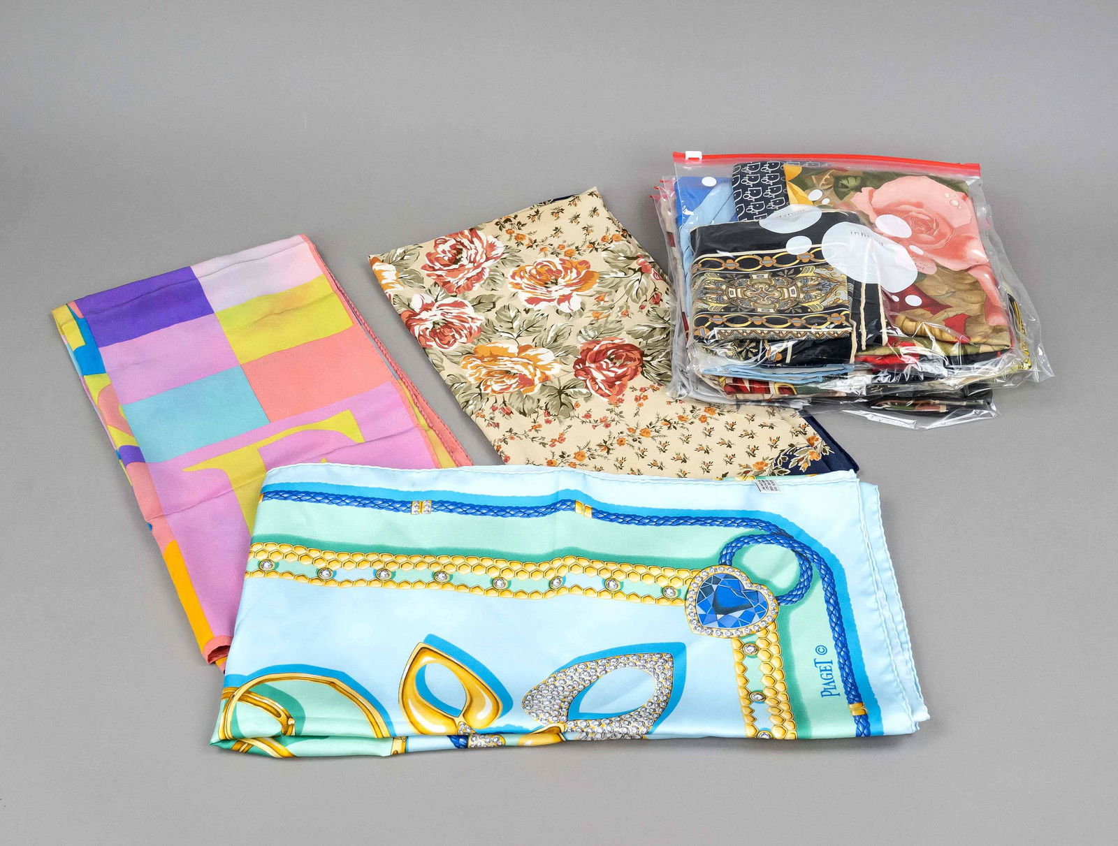 Christian Dior, Escada, Laura Ashley a.o., ca. 52 polychrome patterned scarves and shawls of: Christian Dior, Escada, Laura Ashley a.o., ca. 52 polychrome patterned scarves and shawls of different manufacturers, storage traces, partly spotted Christian Dior, Escada, Laura Ashley u.a., ca. 52 p