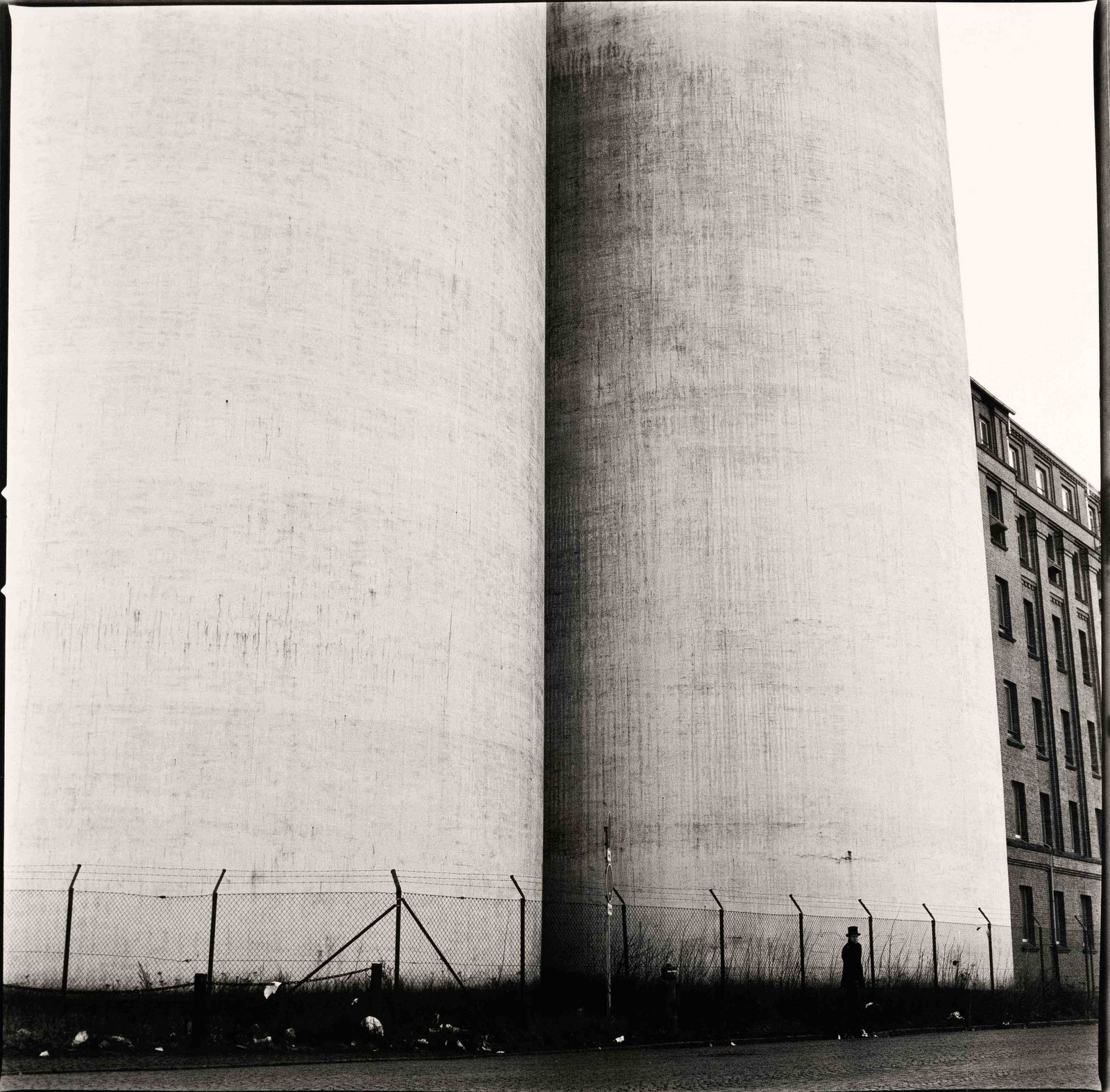 Bohnhoff, Andreas. 1946 MÃ¼nster: Bohnhoff, Andreas. 1946 MÃ¼nster - lebt und arbeitet in Bremen. Ohne Titel [Mann vor Architektur]. 1999. SchwarzweiÃŸ-Fotografie, SIlbergelatineabzug/Barytpapier, verso sign. A. Bohnhoff mit Copyr