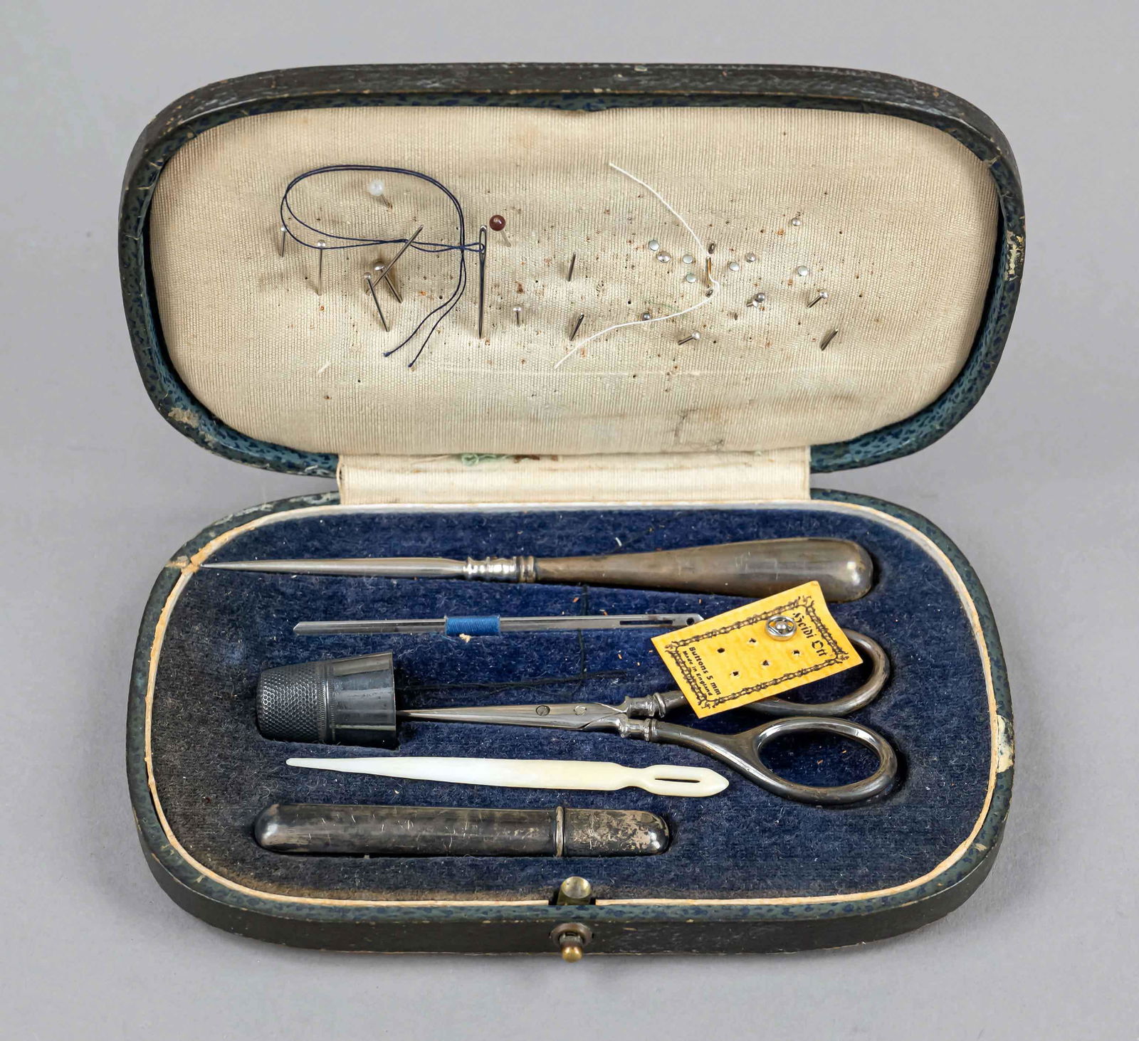 Sewing set, 20th c., partly silver 800/000, scissors, thimble, needle case, etc., l. to 12 cm, in: Sewing set, 20th c., partly silver 800/000, scissors, thimble, needle case, etc., l. to 12 cm, in case, l. 15 cm NÃ¤hset, 20. Jh., tlw. Silber 800/000, Schere, Fingerhut, NadelbehÃ¤lter, etc., L.