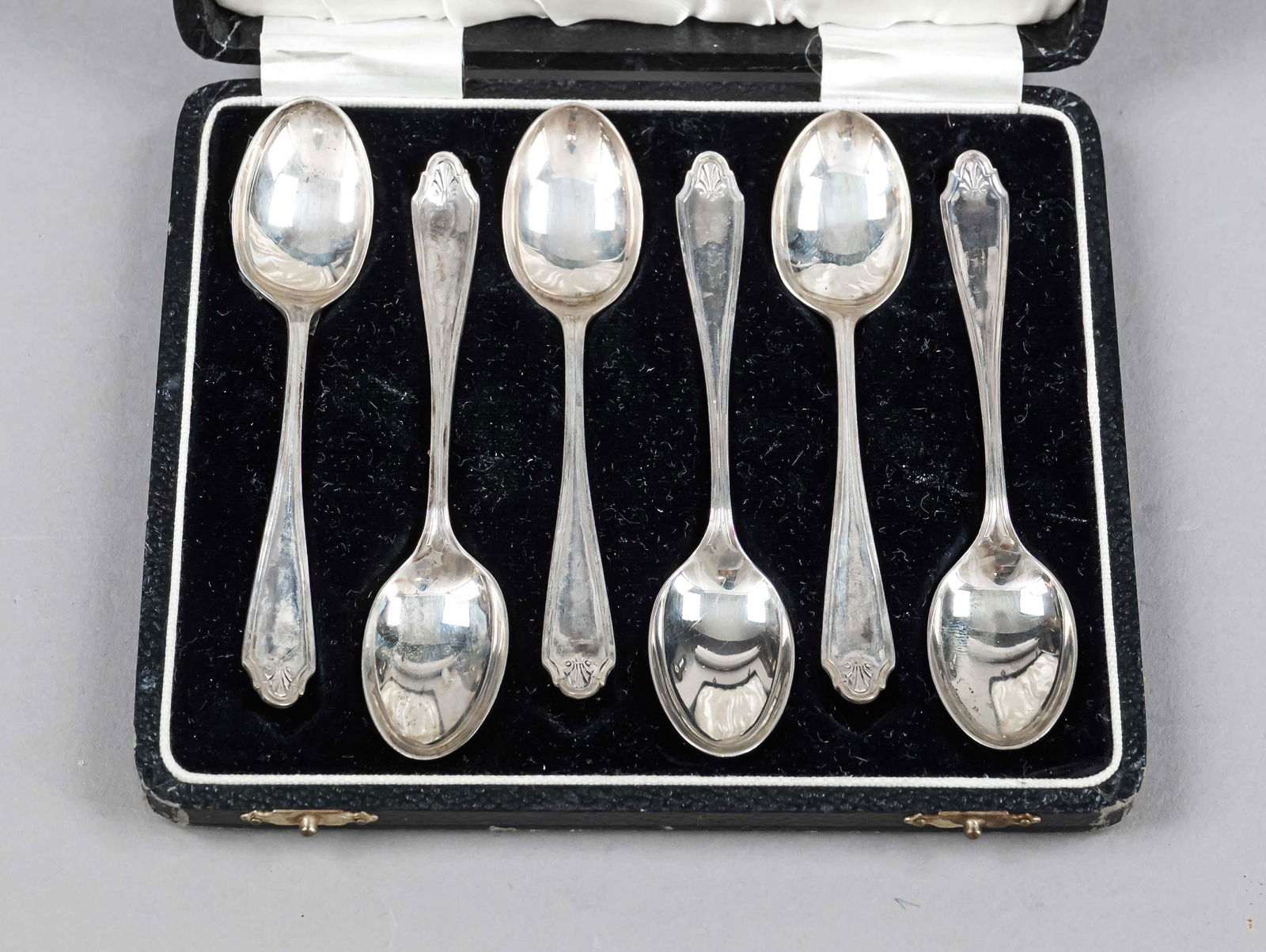 Six mocha spoons, England, 1919, maker's mark Cooper Brothers & Sons Ltd, Sheffield, sterling silver: Six mocha spoons, England, 1919, maker's mark Cooper Brothers & Sons Ltd, Sheffield, sterling silver 925/000, curved handle, l. 10,5 cm, total weight ca. 70 g, in case, l. 15,5 cm Sechs MokkalÃ¶ffel