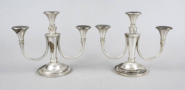 Pair of three-flame Art Deco candlesticks, German, maker's mark Gottlieb Kurz, SchwÃ¤bisch GmÃ¼nd,: Paar dreiflammige Art DÃ©co Leuchter, Deutsch, MZ: Gottlieb Kurz, SchwÃ¤bisch GmÃ¼nd, Silber 830/000, runder getreppter Stand, konischer Schaft daran angesetzt 2 gebogene Arme, konische TÃ¼lle