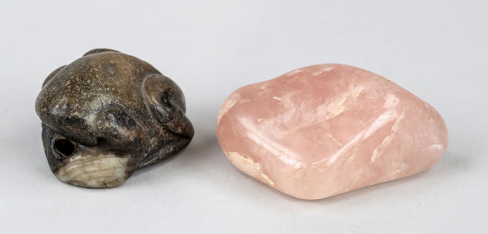 2 Handschmeischler, China, around 1900, rose quartz in diamond shape and mineral toad, d 6,5cm (1 of 1)