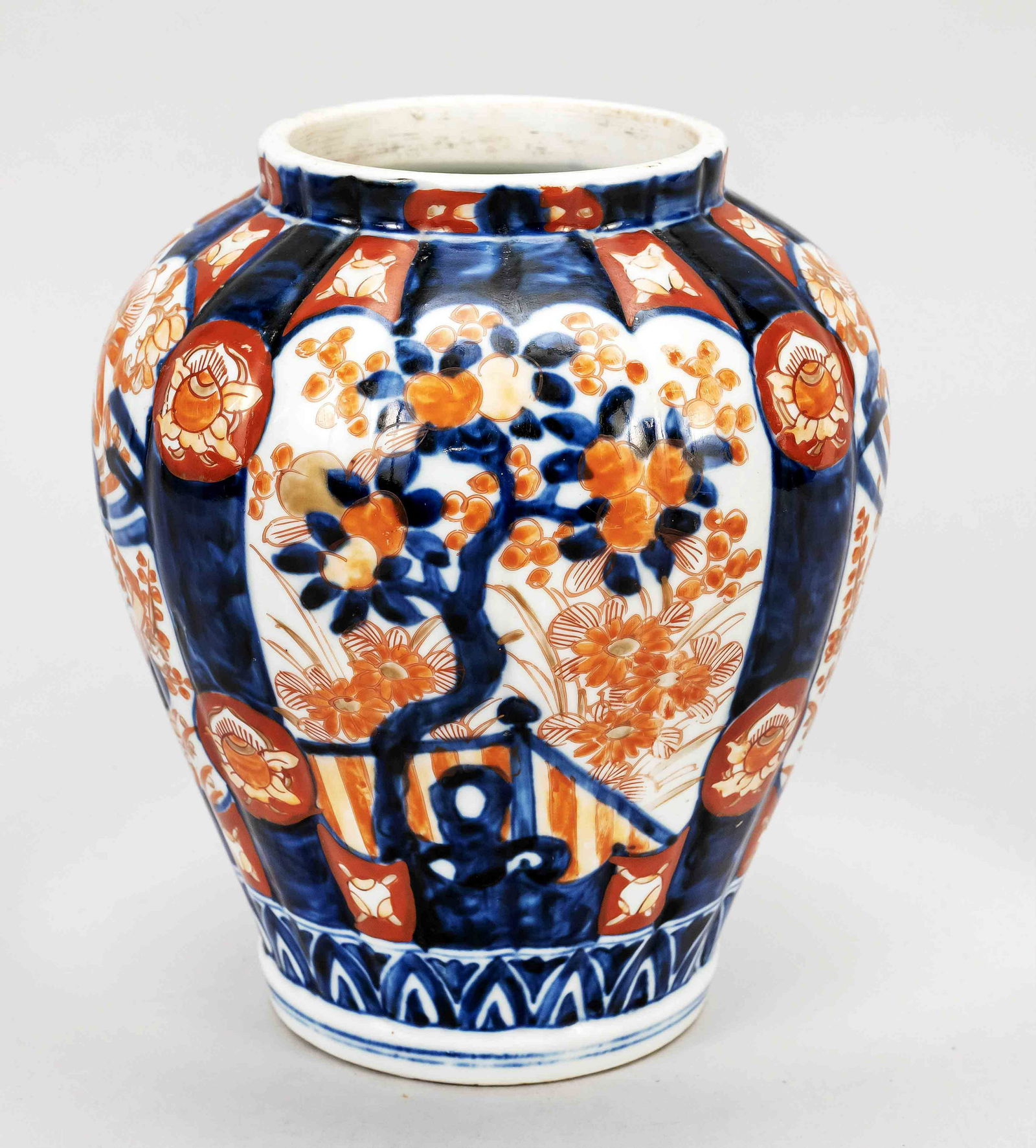 Imari shoulder vase, Japan, Arita, Edo period(1603-1868), 1st half 19th c., Porcelain with cobalt (1 of 2)