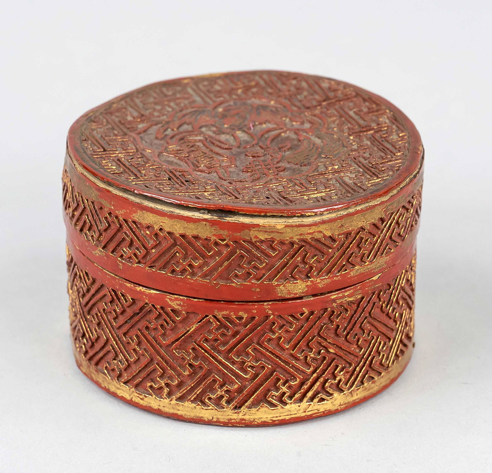 Red lacquer box, China, around 1900, wooden body with red lacquer, repeat pattern decorated by: Red lacquer box, China, around 1900, wooden body with red lacquer, repeat pattern decorated by swastika and bats, signed He Taicheng, restored, 9x6cm Rotlackdose, China, um 1900, Holzkorpus mit Rotlac