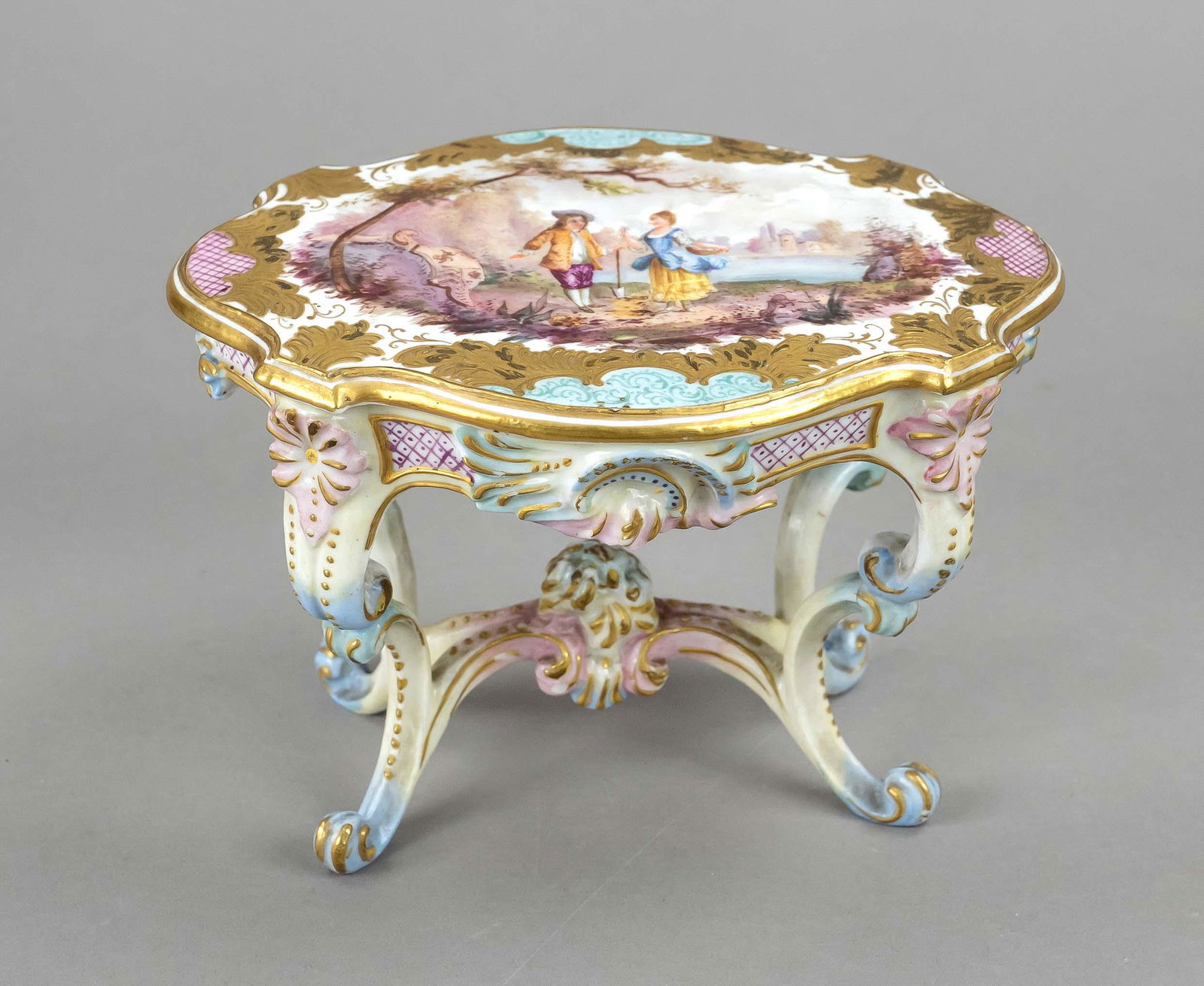 Small ornamental table in roco (1 of 1)