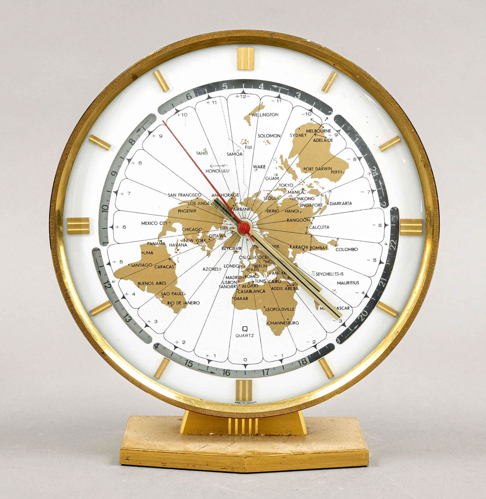 Table clock probably Kundo qua: Table clock probably Kundo quartz, world time clock, brass case, domed glass, quartz movement is running, white dial with time zone division, goldf. numerals, red second hand, diameter 23,5cm, h. 26,5