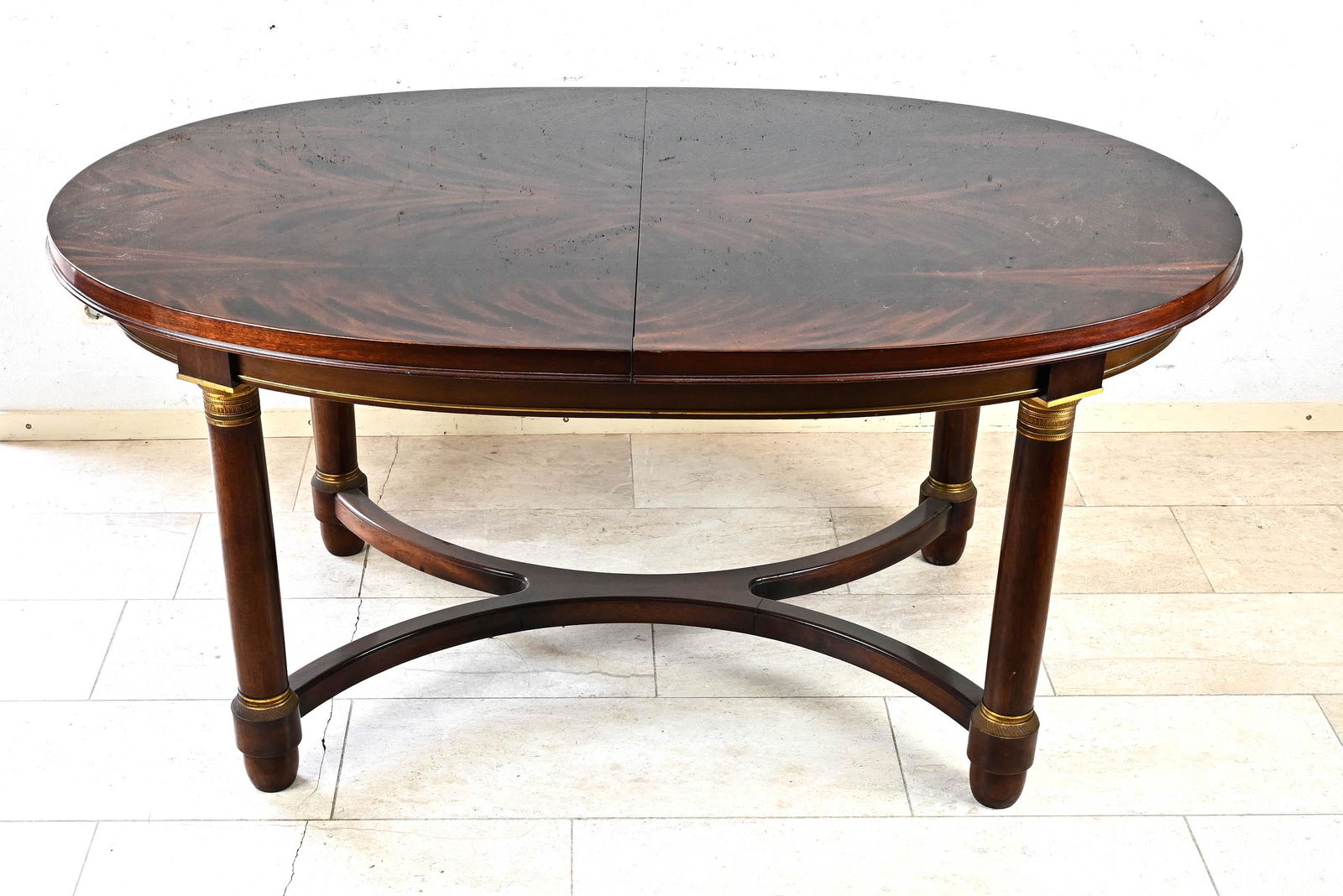 Table and 4 chairs, empirestill: Table and 4 chairs, empirestill, 20th c., solid mahogany/veneered, table 160 x 107 x 78 cm, extendable to 220 cm, chairs 87 x 49 x 44 cm.- The furniture can not be viewed in our rooms.