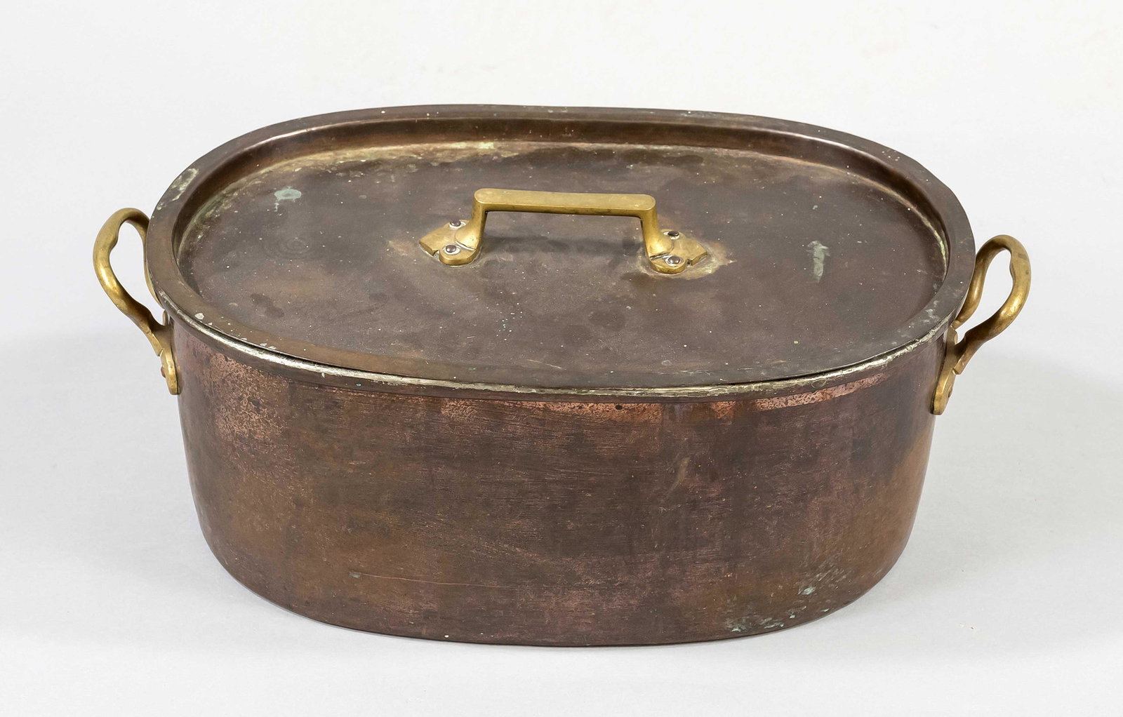 Large roaster/oblonger pot, 19: Large roaster/oblonger pot, 19th c., copper body, tinned inside, brass handles and knobs, 24 x 57 x 33 cm