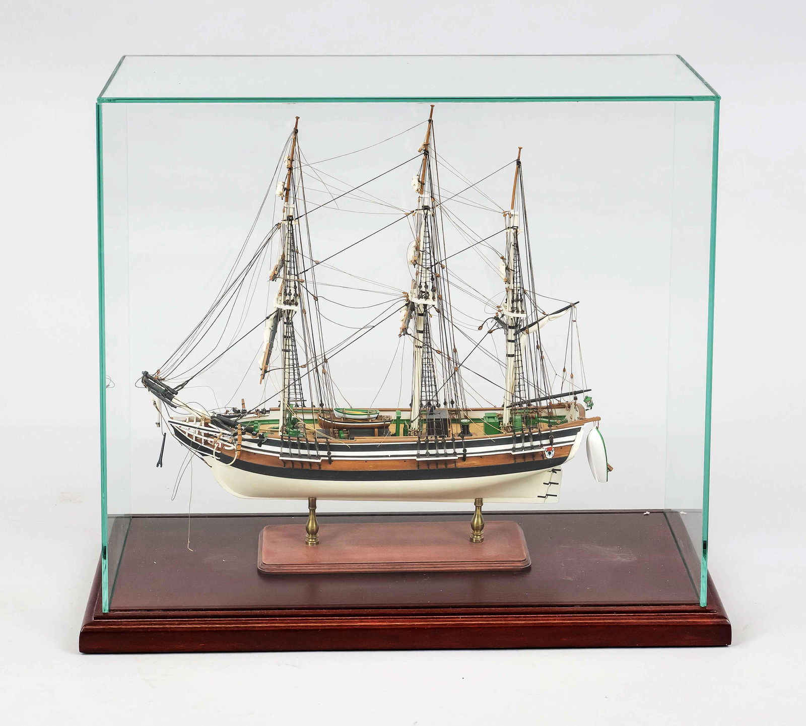 Model ship without name, 20th: Model ship without name, 20th century, sailing ship. No shipping possible! In a lintel glass display case. Dimensions ship model about 35 x 35 x 14 cm. Slightly damaged at the bow (gallion figure is e