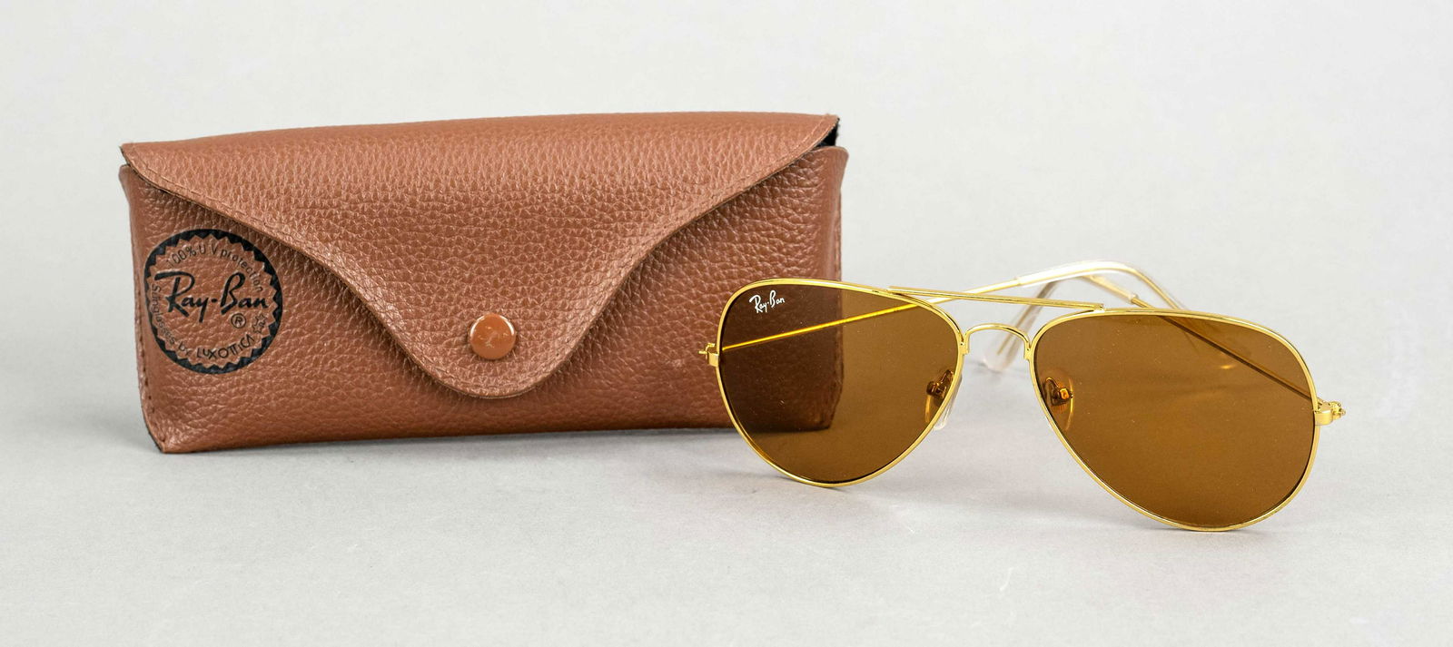 Ray Ban, sunglasses, narrow gold-co: Ray Ban, sunglasses, narrow gold-colored metal frame, brown tinted lenses, incl. original case, slight signs of usage, case approx. 7 x 16 x 3,5 cm