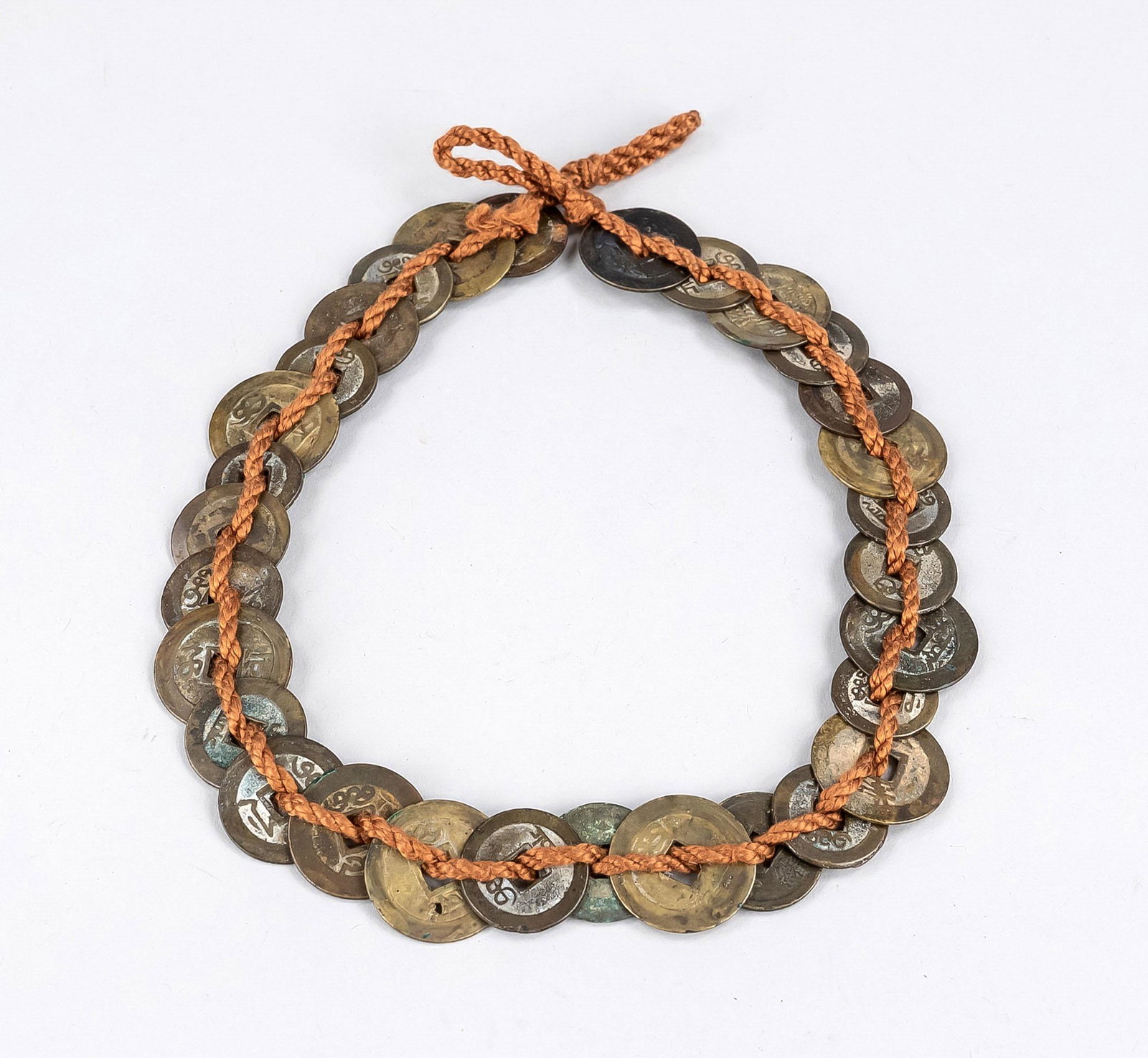 Tongbao cash strand, China, Qi: Tongbao cash strand, China, Qing Dynasty(1644-1911), chin. Circulation coins div. vintages pulled on rope, l 54cm