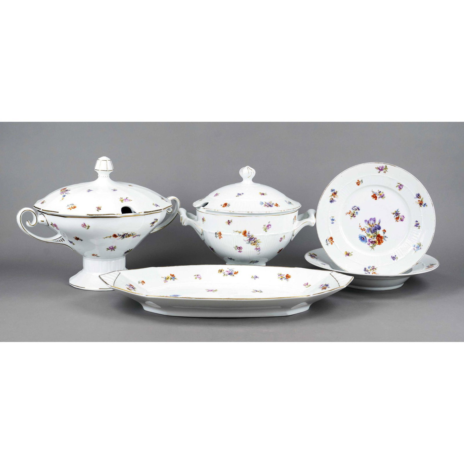 5-piece set, Fraureuth, Saxony: 5-piece set, Fraureuth, Saxony, 1920s, polychrome decoration with scattered flowers, gold decoration rubbed, 2 lidded tureens, Ã˜ 23 and 28 cm, 2 round plates, Ã˜ 26 and 30 cm, and 1 roasting plat