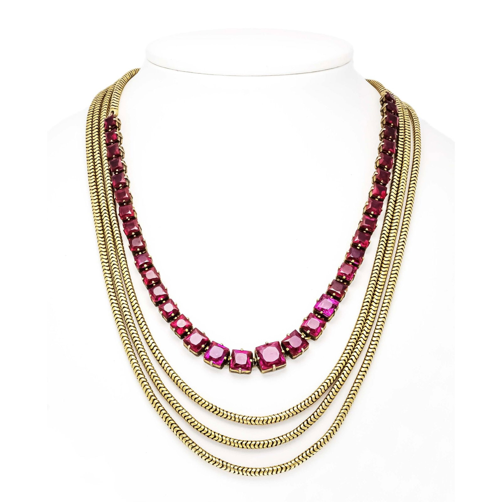 Synth.sapphire necklace middle pa: Synth.sapphire necklace middle part GG 290/000 unstamped, tested, with 35 carrÃ©e-shaped faceted synthetic sapphires 9 - 4,5 mm, pink-red and 4-row snake chain GG 585/000, with spring ring, l. 43 cm