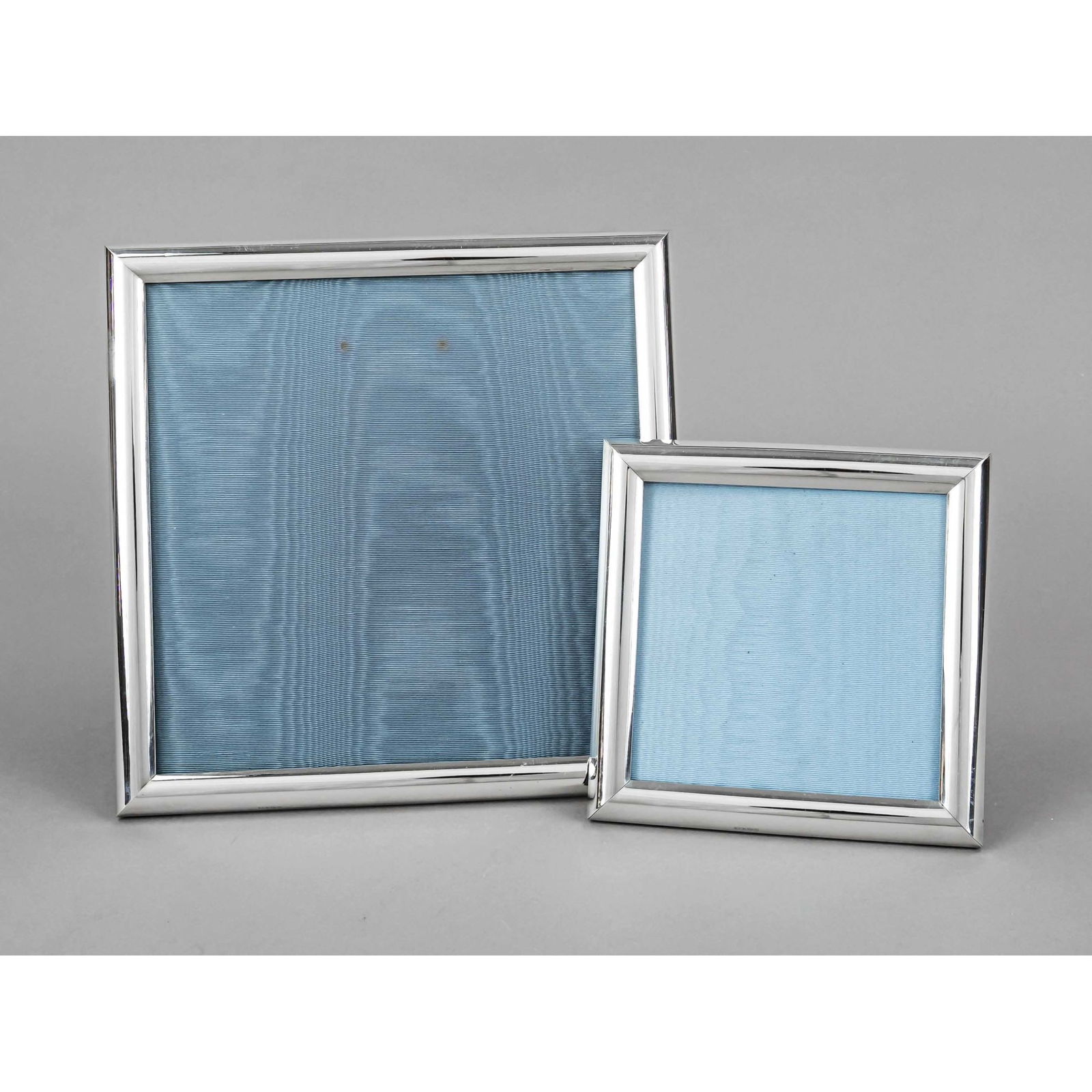 Two square photo stand frames, En: Two square photo stand frames, England, end of 20th c., Birmingham city mark, sterling silver 925/000, smooth form, clear size 11,5 x 11,5 and 19 x 19 cm, overall dimensions 14,5 x 14,5 and 22 x 22 cm