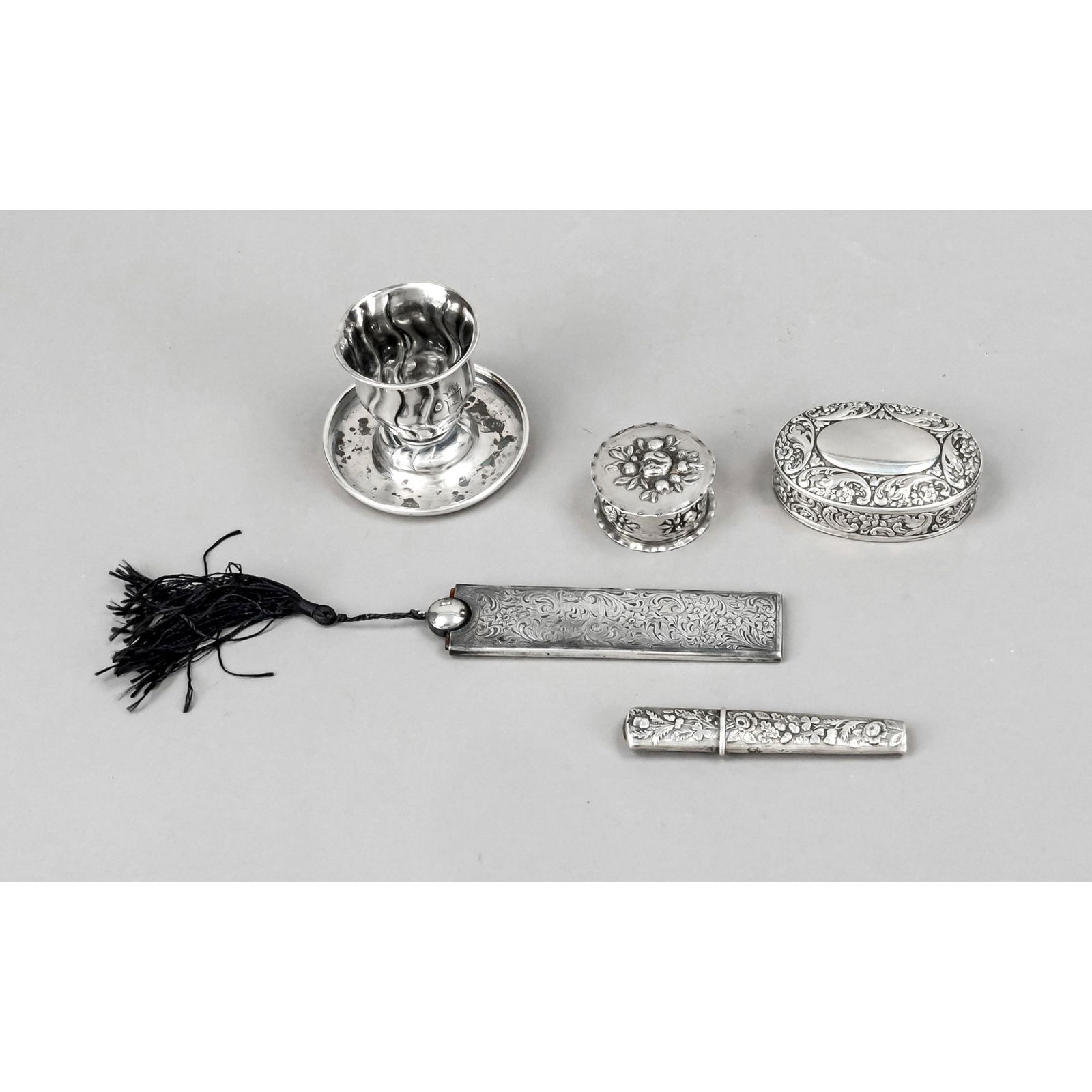 mixed lot of five small pieces, 2: mixed lot of five small pieces, 20th century, different makers, silver different finenesses resp. tested, egg cup, 2 small boxes, needle box and comb with cover, l. up to 11,5 cm, total weight approx.