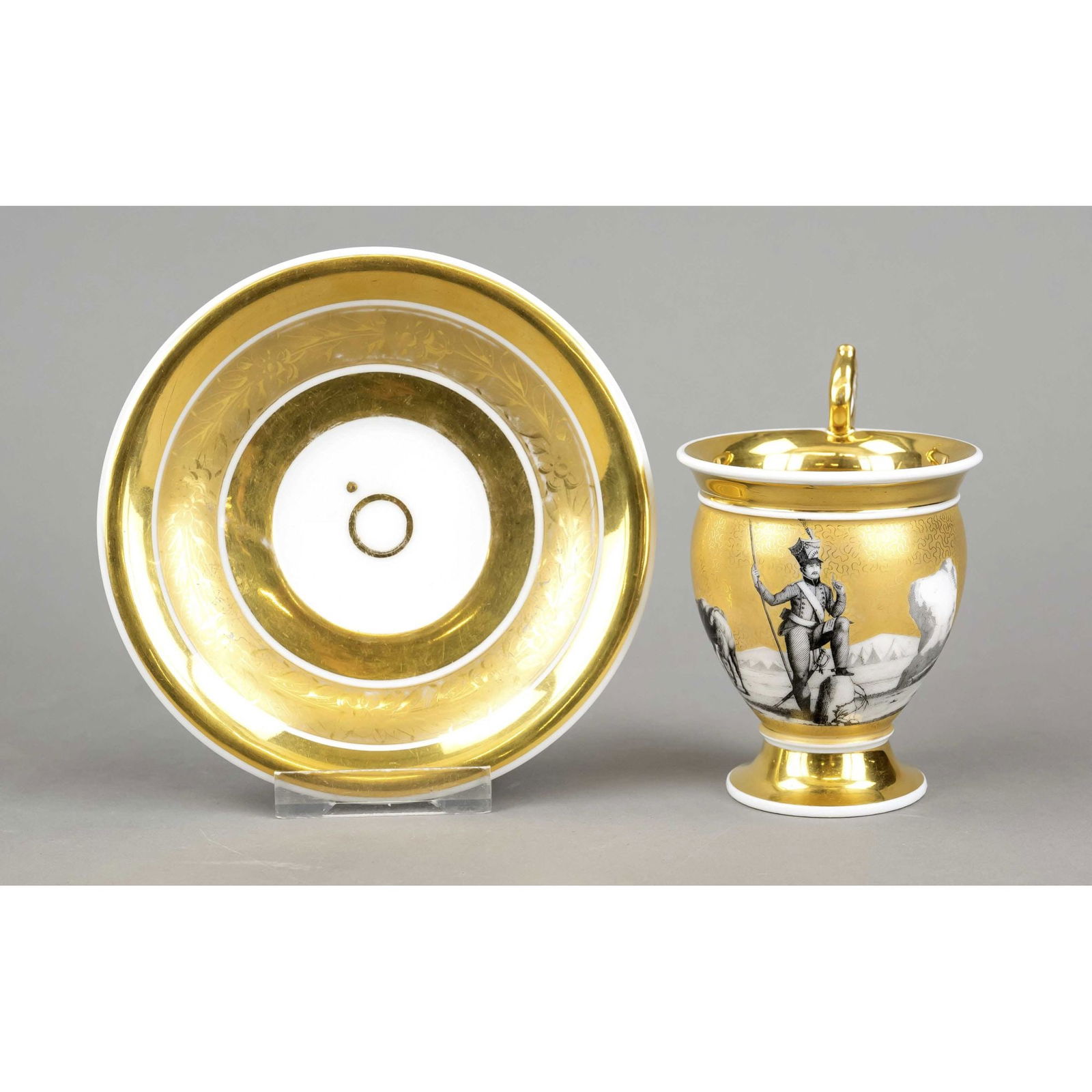 Officer's cup, w. Silesia, mid 19: Officer's cup, w. Silesia, mid 19th century, bell-shaped cup with gilded swan-neck handle, UT with raised stand, front side overprinted decoration with Prussian officer and his horse on reconnaissance